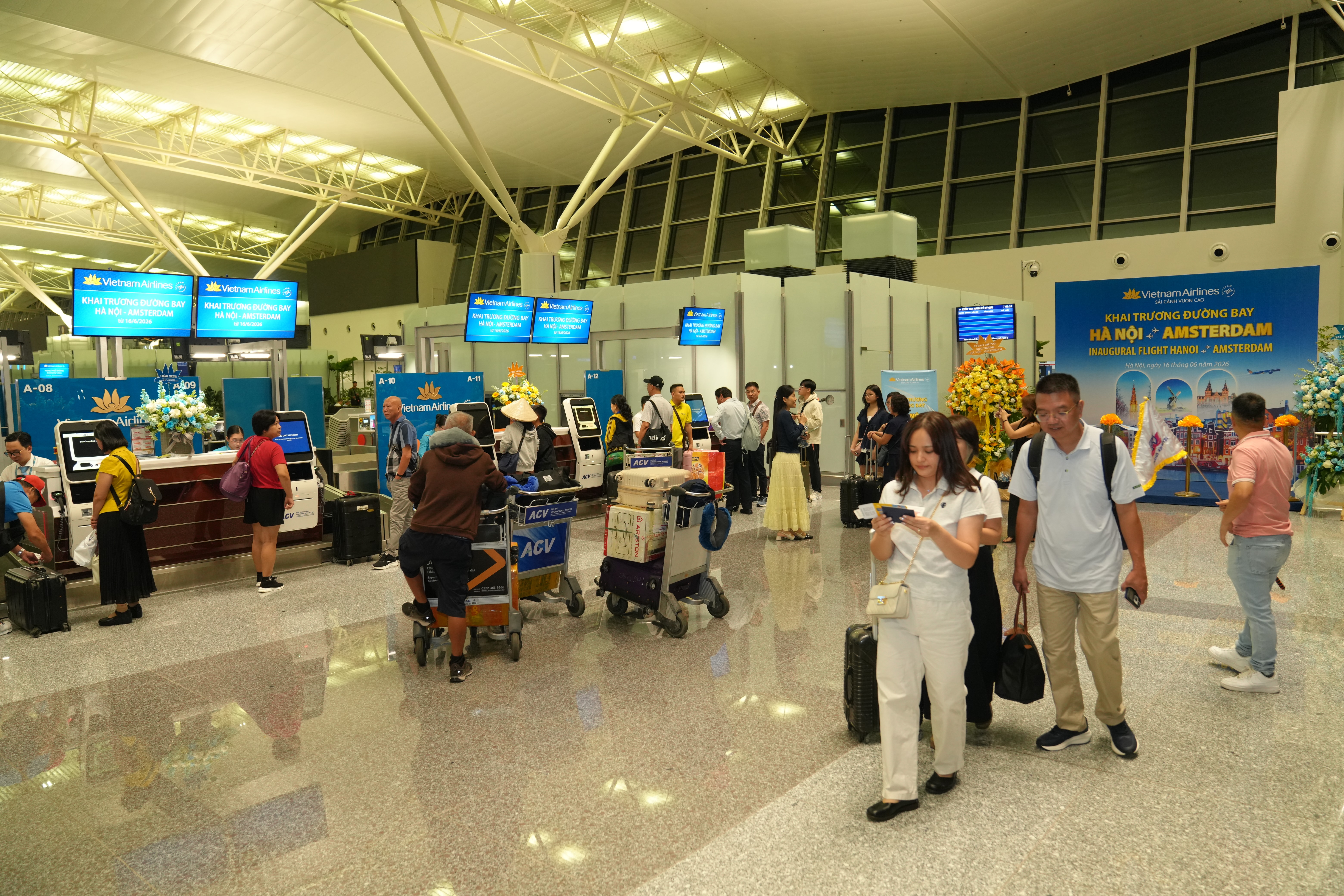 4. Hành khách checkin chuyến bay HAN-AMS 2