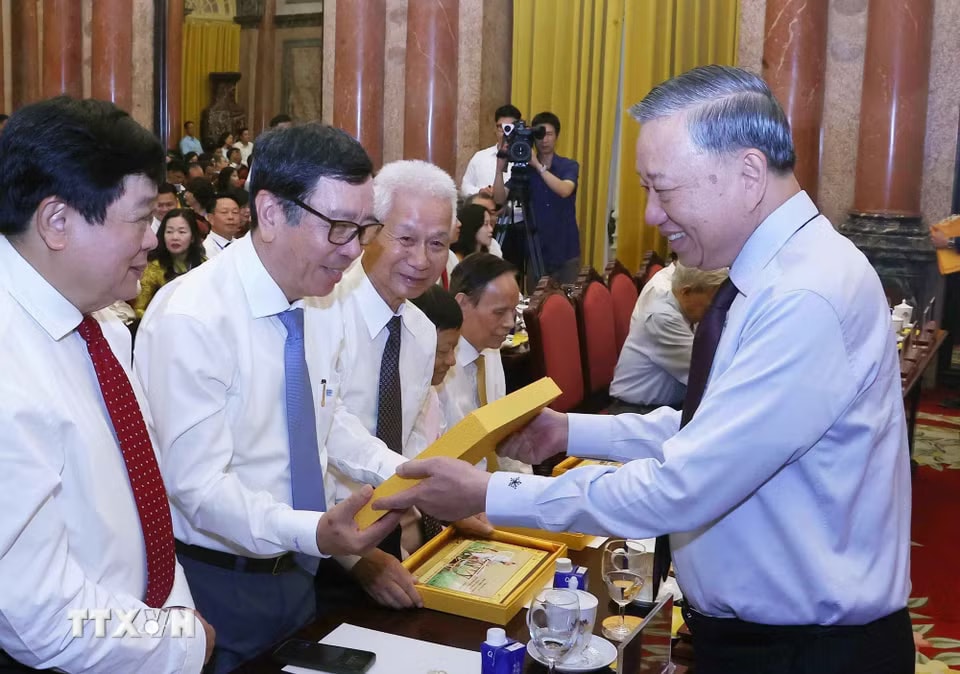 Tổng Bí thư, Chủ tịch nước Tô Lâm tặng quà lưu niệm cho các nhà báo tiêu biểu. (Ảnh: Văn Điệp/TTXVN)
