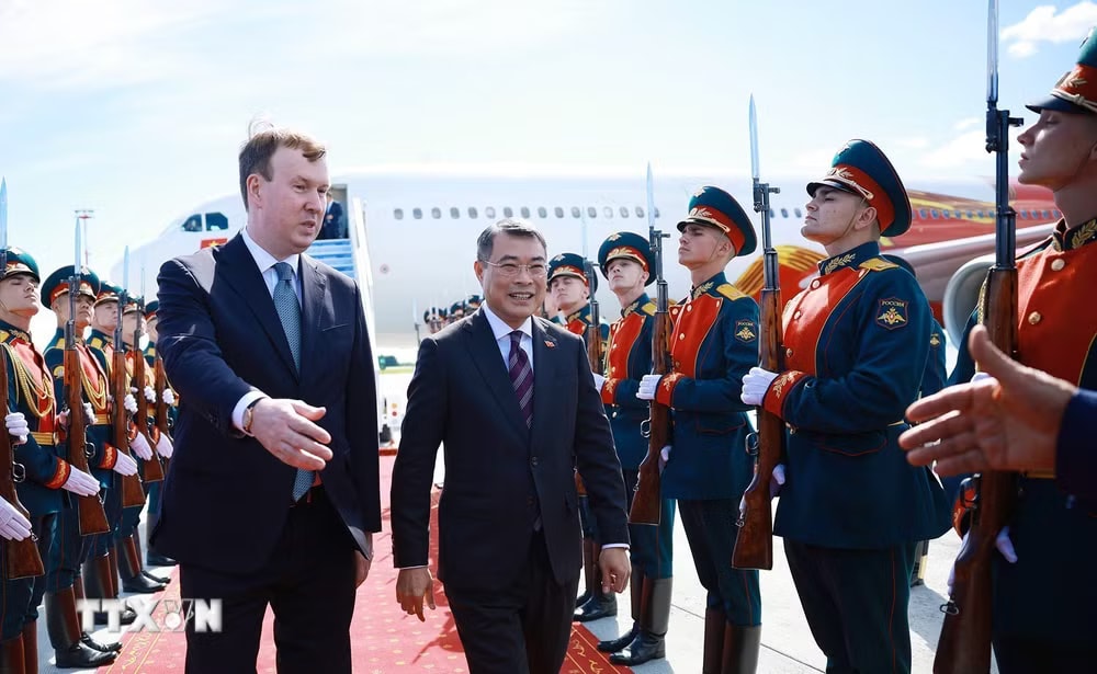 ttxvn-thu-tuong-bat-dau-chuyen-tham-du-hoi-nghi-cap-cao-ky-niem-35-nam-quan-he-asean-nga-tai-kazan-8830440-2.jpg
