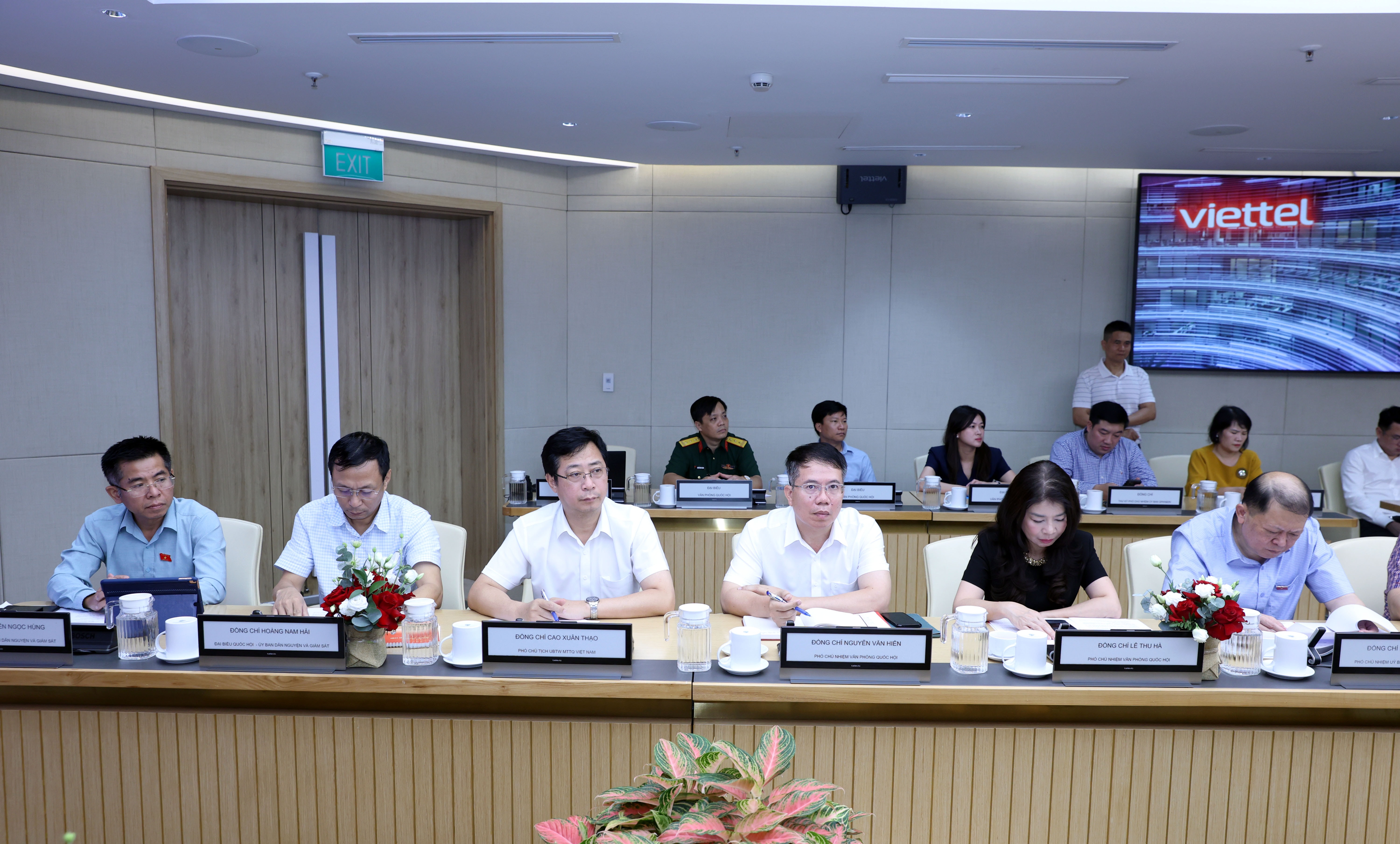 Các đại biểu tham dự cuộc làm việc