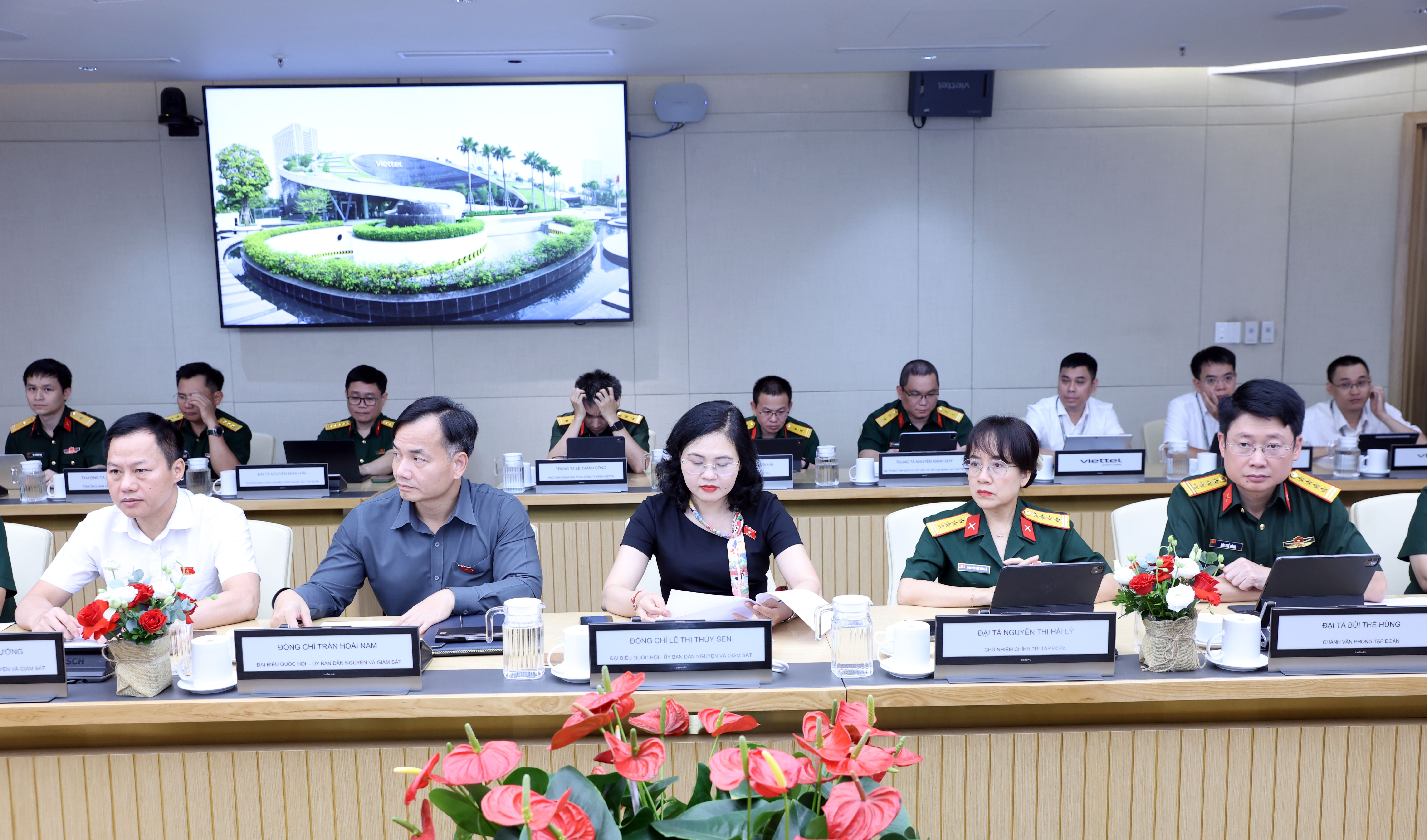 Các đại biểu tham dự cuộc làm việc (2)