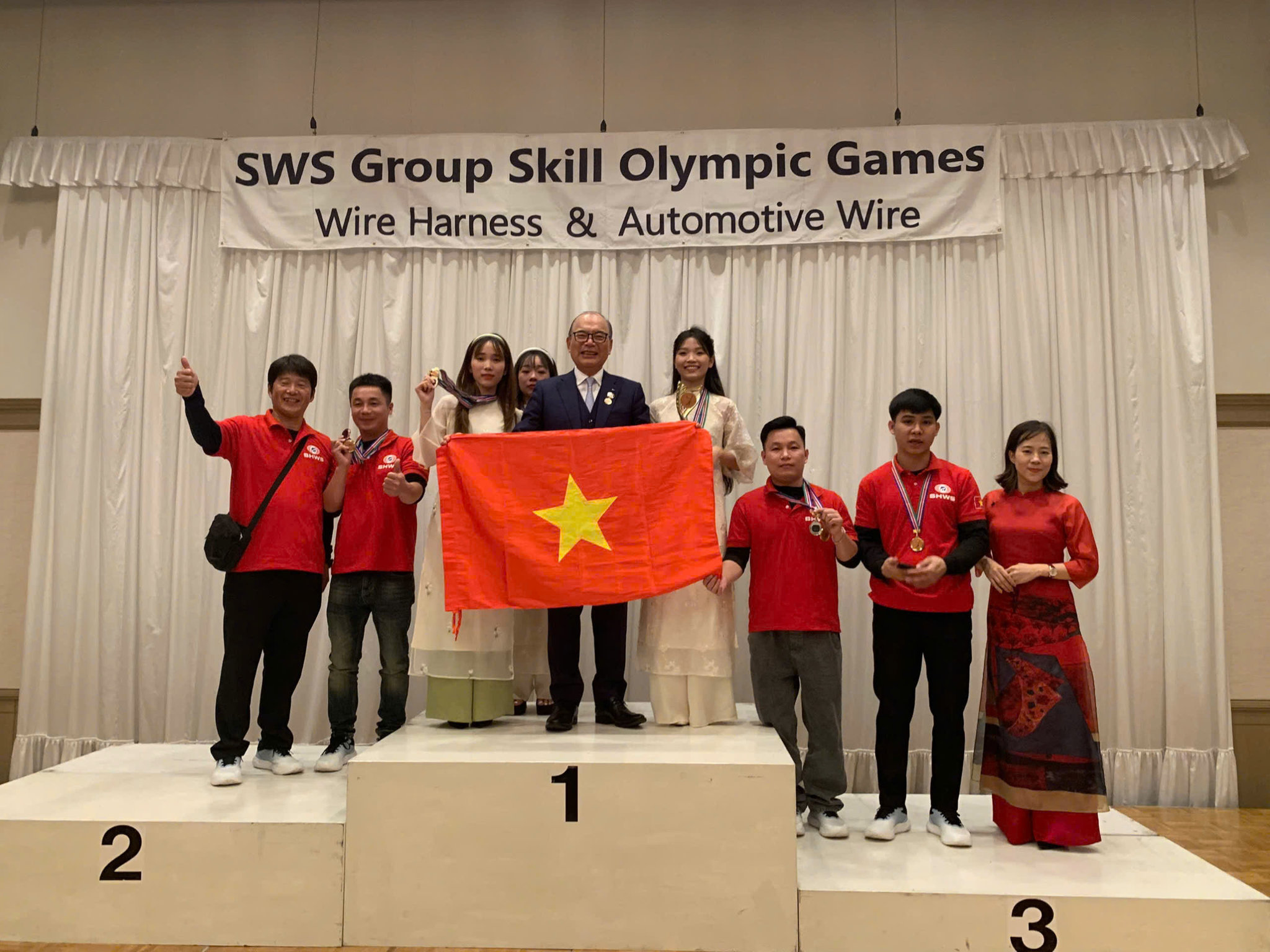 Đoàn Sumi-Hanel chụp ảnh lưu niệm cùng Chủ tịch tập đoàn Sumitomo tại cuộc thi Olimpic Kỹ năng sản xuất toàn cầu năm 2025
