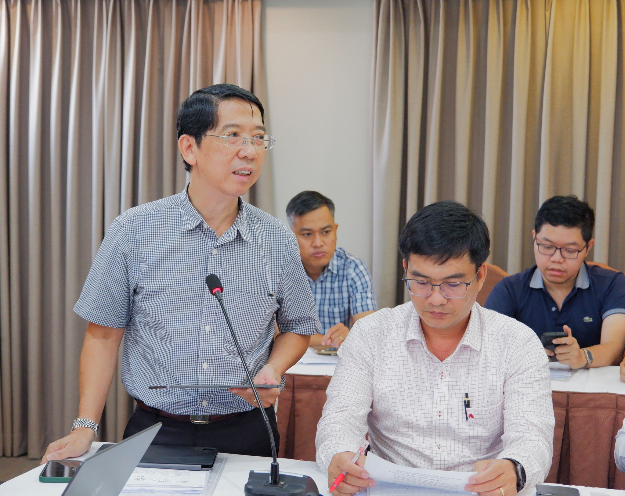 Giám đốc, Tổng Biên tập Nhà Xuất bản Tổng hợp TP. Hồ Chí Minh Nguyễn Thành Lợi phát biểu 