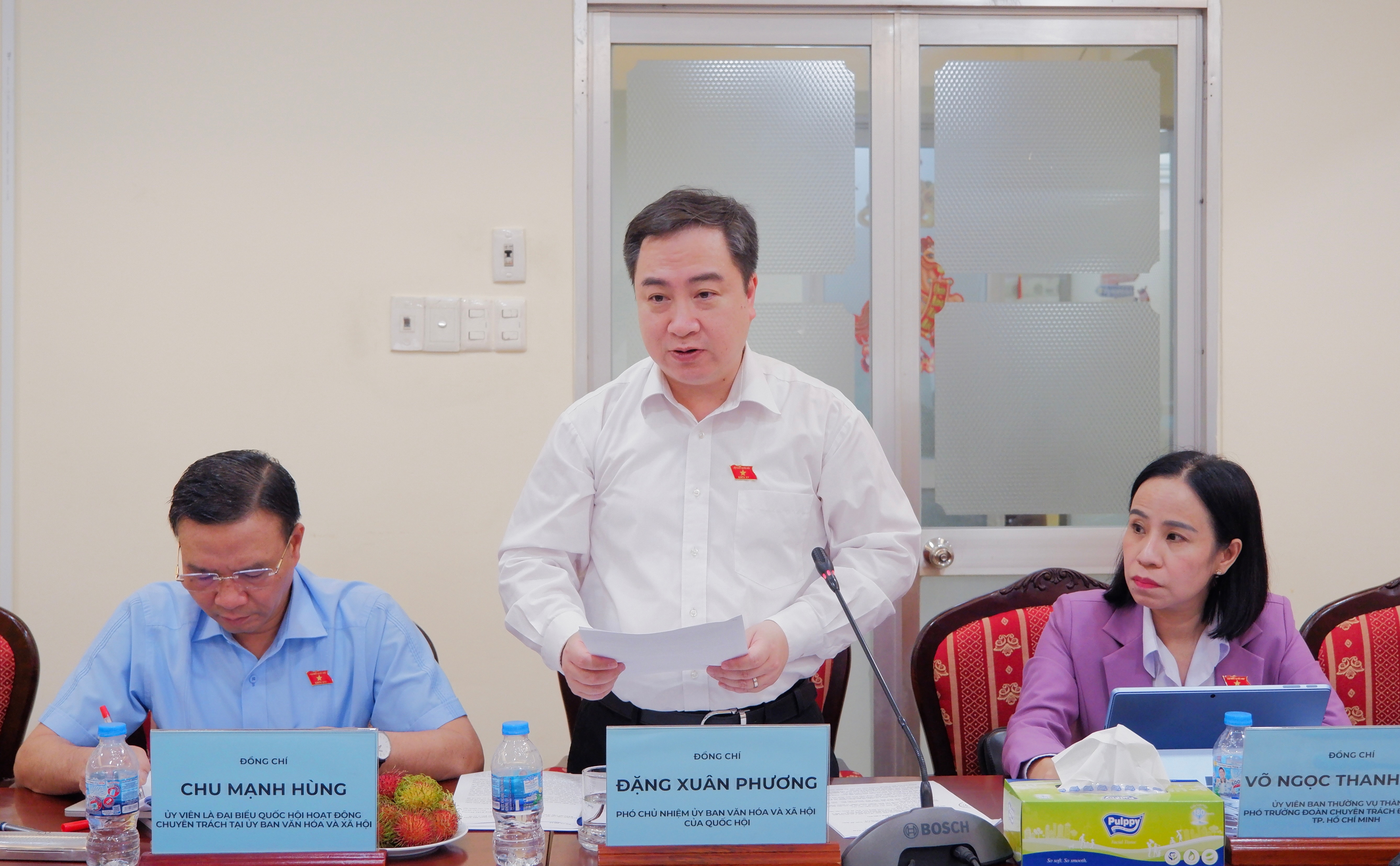 Phó Chủ nhiệm Ủy ban Văn hóa và Xã hội Đặng Xuân Phương phát biểu 
