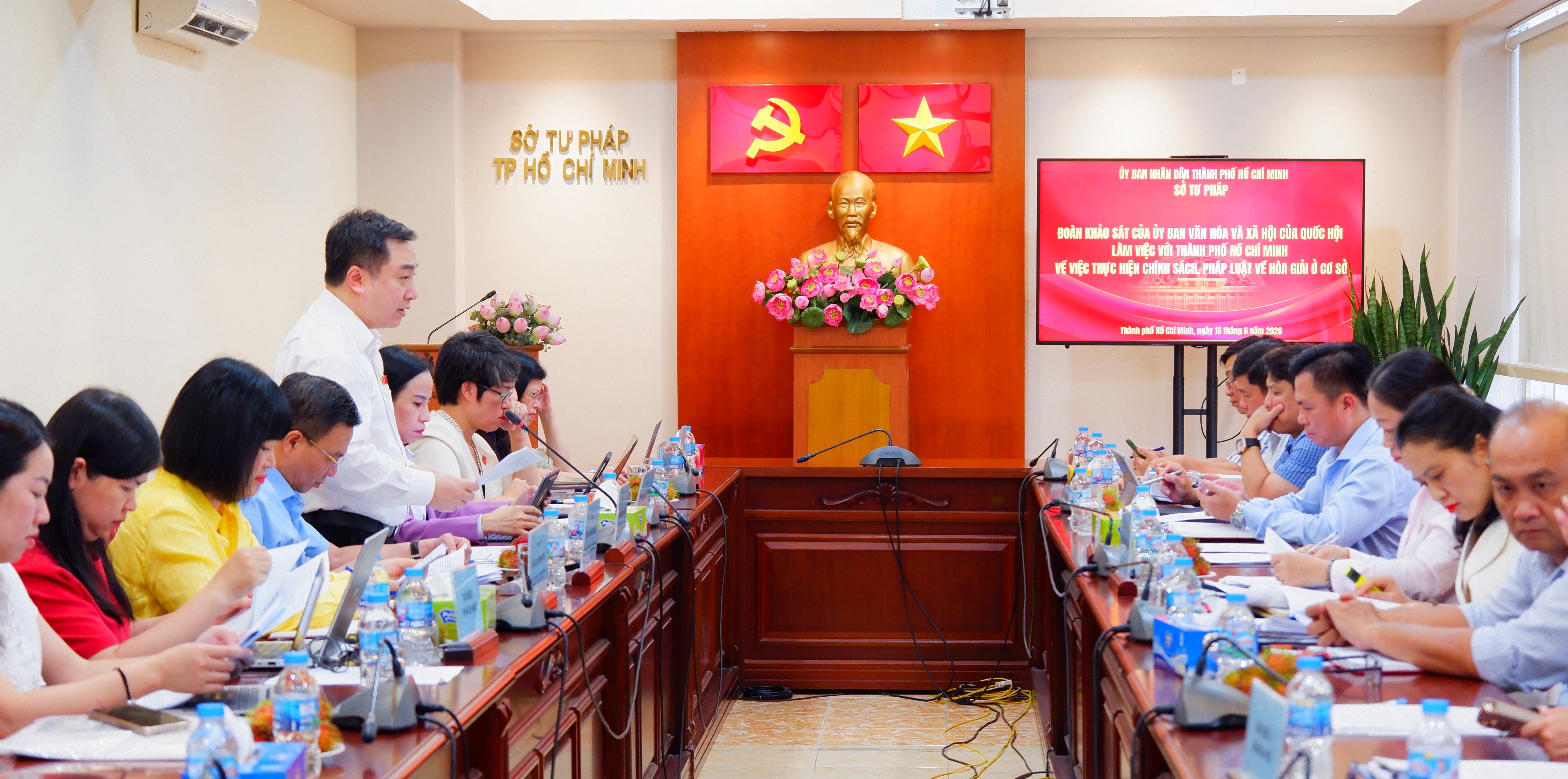 Quang cảnh cuộc làm việc 