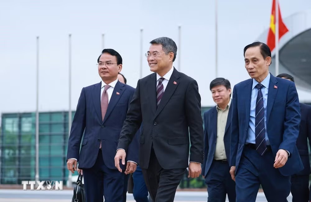 e56e8a402356a73-_ttxvn-thu-tuong-len-duong-tham-du-hoi-nghi-cap-cao-ky-niem-35-nam-quan-he-asean-nga-tai-kazan-1606-2.jpg.avif