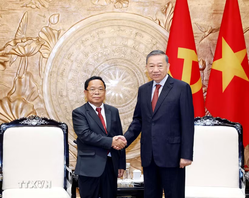 Tổng Bí thư, Chủ tịch nước Tô Lâm tiếp Ủy viên Bộ Chính trị, Phó Thủ tướng, Bộ trưởng Bộ Tư pháp Lào Khamphan Phommathat. (Ảnh: Thống Nhất/TTXVN)