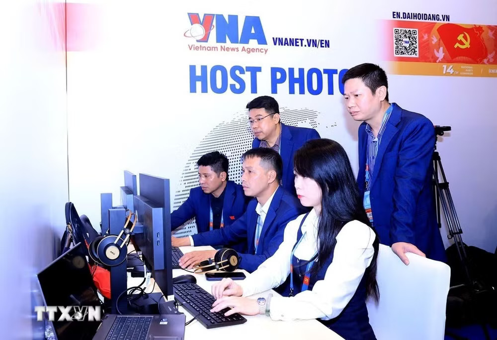 Phóng viên TTXVN tác nghiệp tại Đại hội XIV của Đảng. (Nguồn: TTXVN) ttxvn-phong-vien-tac-nghiep-dai-hoi-dang-2.jpg