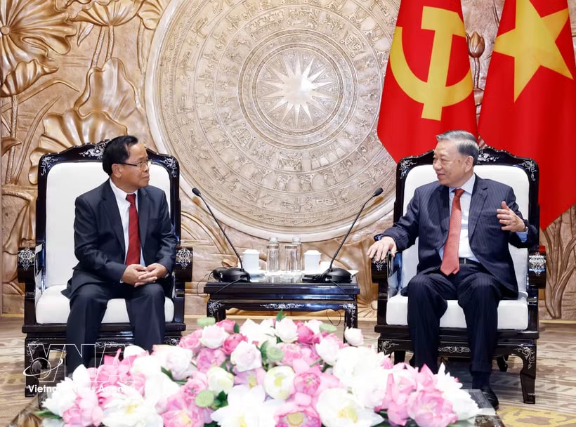 General Secretary of the Communist Party of Vietnam (CPV) Central Committee and State President To Lam (right) receives Lao Deputy Prime Minister and Minister of Justice Khamphan Phommathat. (Photo: VNA)