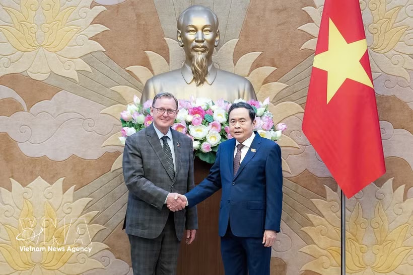 National Assembly (NA) Chairman Tran Thanh Man (right) receives Vice President of the German Bundestag Bodo Ramelow. (Photo: VNA)