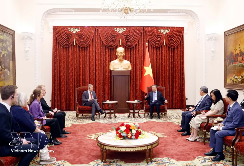 The meeting between Party General Secretary and State President To Lam and outgoing Danish Ambassador to Vietnam Nicolai Prytz in Hanoi on June 15, 2026. (Photo: VNA) vnanet-vn-denmark-2.jpg