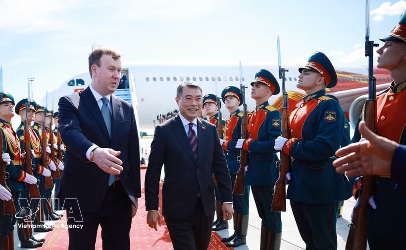Prime Minister Le Minh Hung is welcomed at Gabdulla Tukay Kazan International Airport in Kazan, the capital of the Republic of Tatarstan, Russia on June 16 afternoon (local time). Photo: VNA