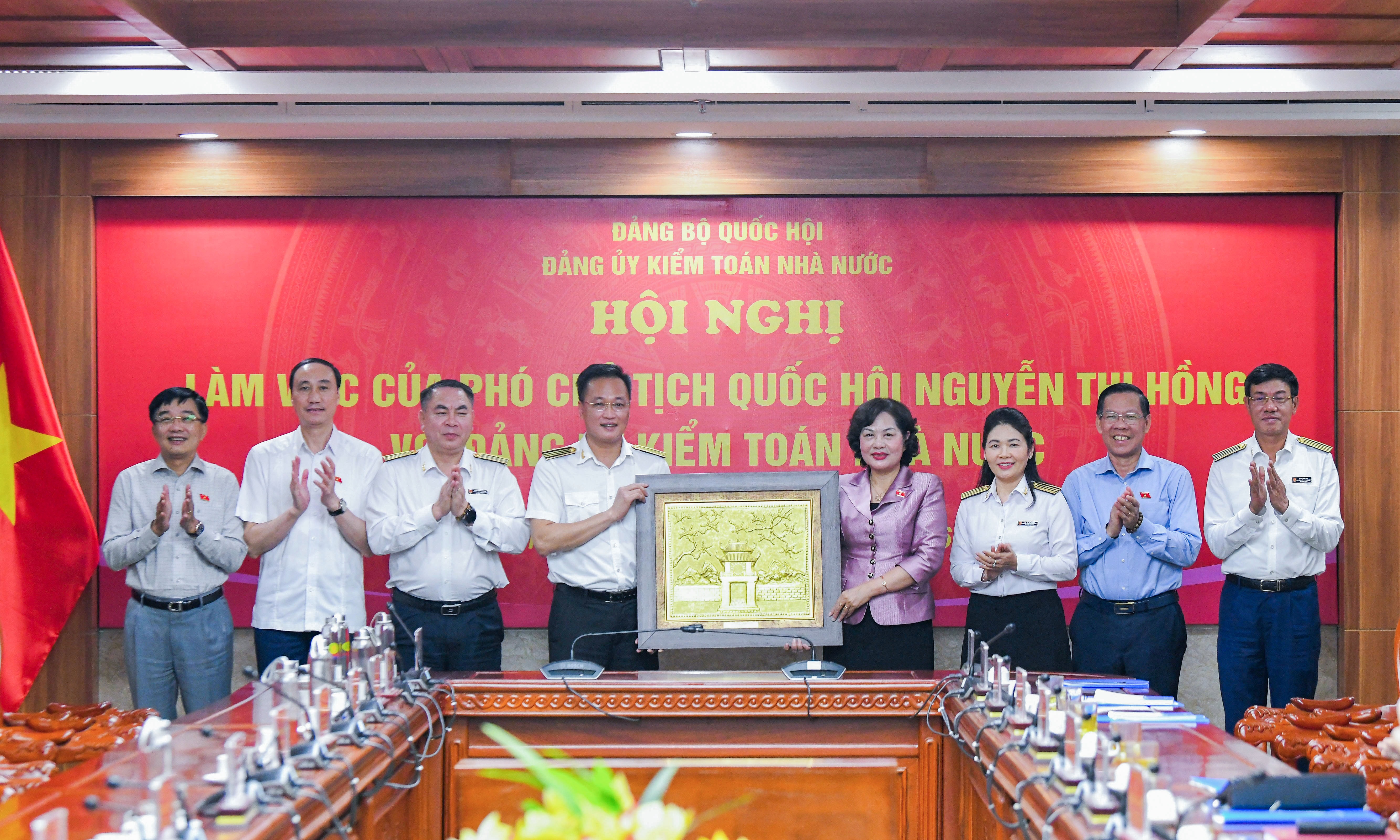 pho-chu-tich-qh-nguyen-thi-hong-tang-qua-cho-dang-uy-kiem-toan-nha-nuoc.3(2).jpg