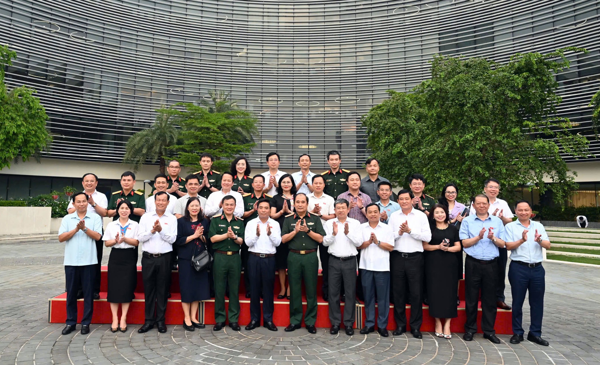 Phó Chủ tịch Quốc hội, Thượng tướng Nguyễn Doãn Anh và các đại biểu chụp ảnh lưu niệm