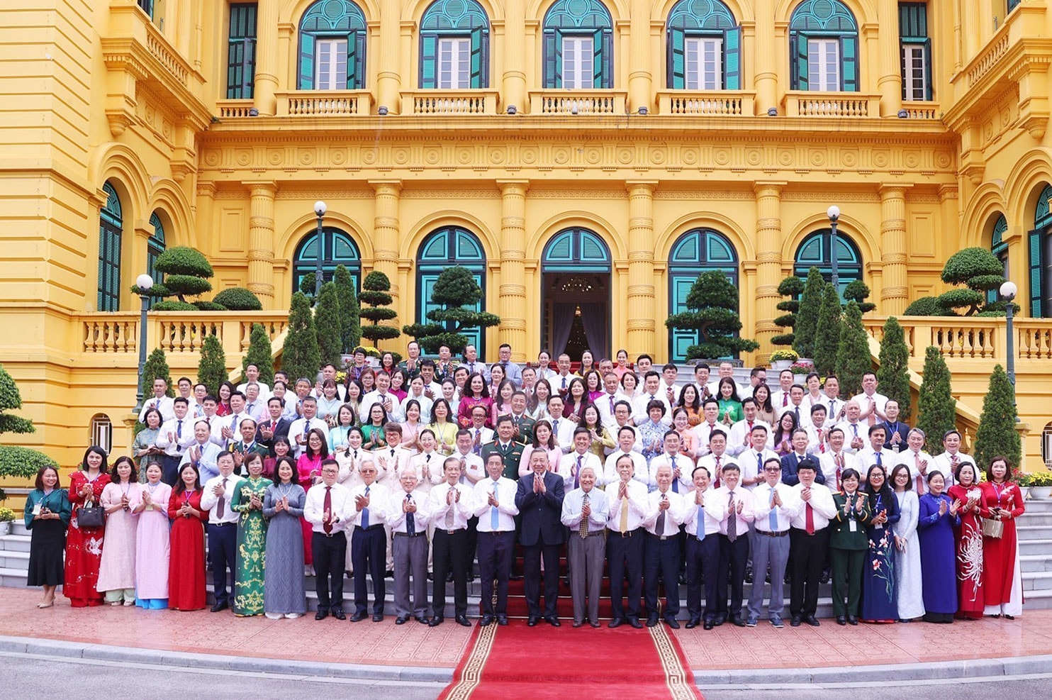 Tổng Bí thư, Chủ tịch nước Tô Lâm chụp ảnh chung với các nhà báo tiêu biểu. Ảnh: Văn Điệp – TTXVN