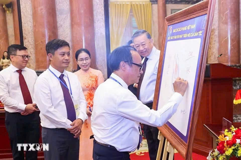 Các nhà báo tiêu biểu ký lưu niệm vào biểu trưng của Hội Nhà báo Việt Nam. Ảnh: Văn Điệp – TTXVN