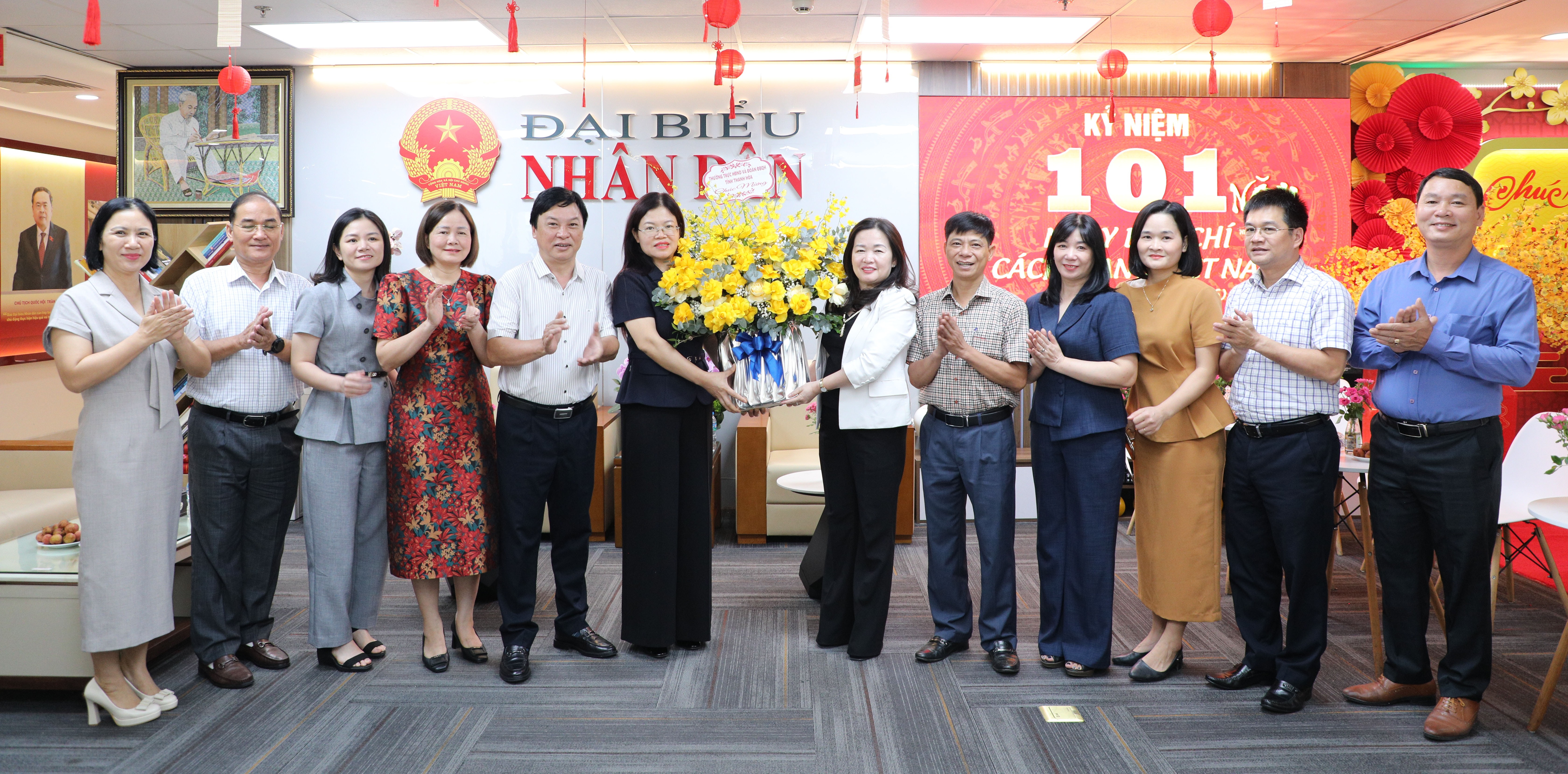 Phó trưởng Đoàn ĐBQH tỉnh Thanh Hoá Lương Thị Hoa thay mặt lãnh đạo tỉnh Thanh Hoá chúc mừng Báo Đại nhiểu Nhân dân nhân Ngày Báo chí Cách mạng Việt Nam
