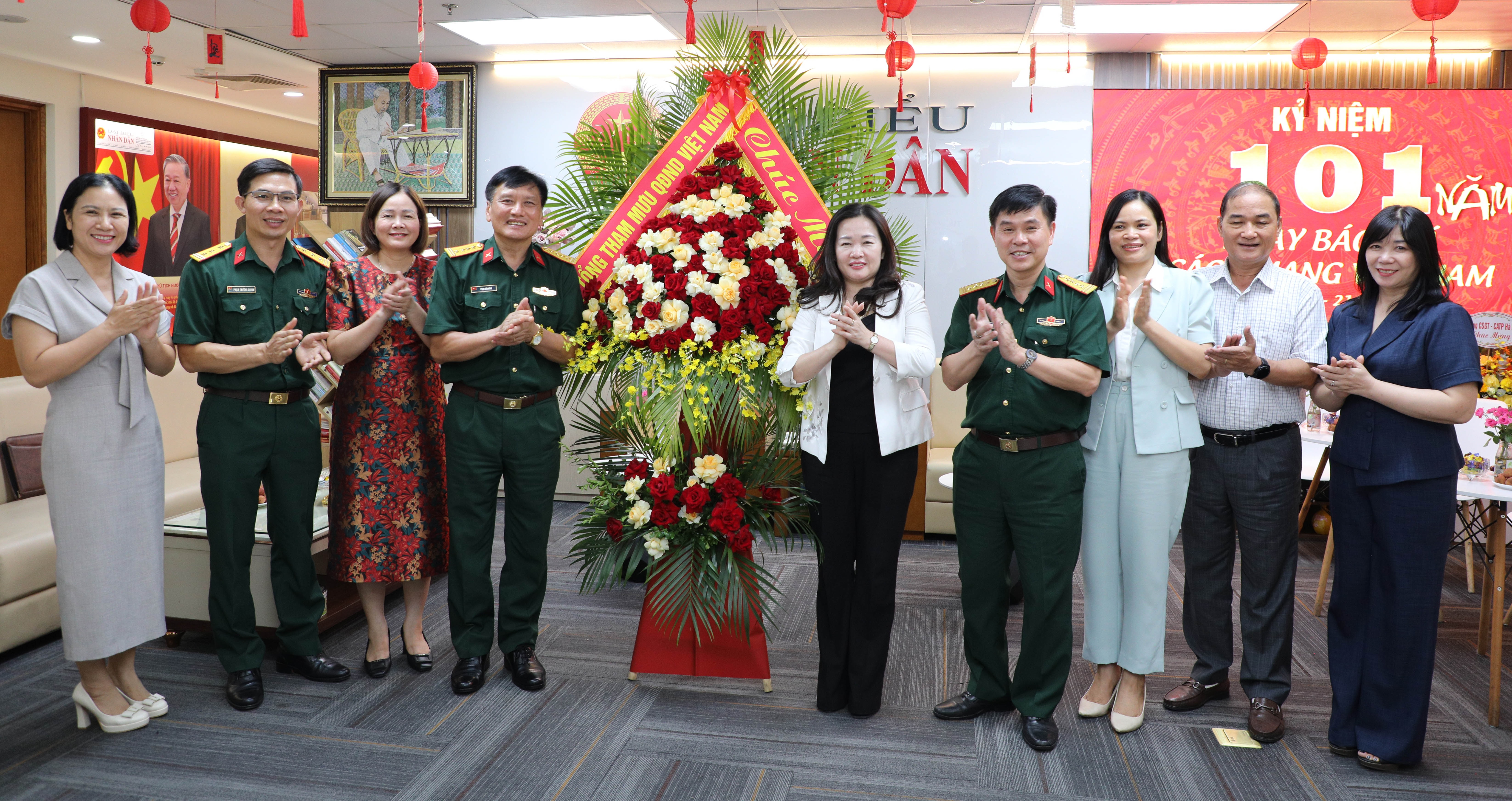 Phó chủ nhiệm Chính trị, Bộ tổng Tham mưu Quân đội Nhân dân Việt Nam Đại tá Phạm Văn Hùng chúc mừng Báo Đại biểu Nhân dân nhân Ngày Báo chí Cách mạng Việt Nam