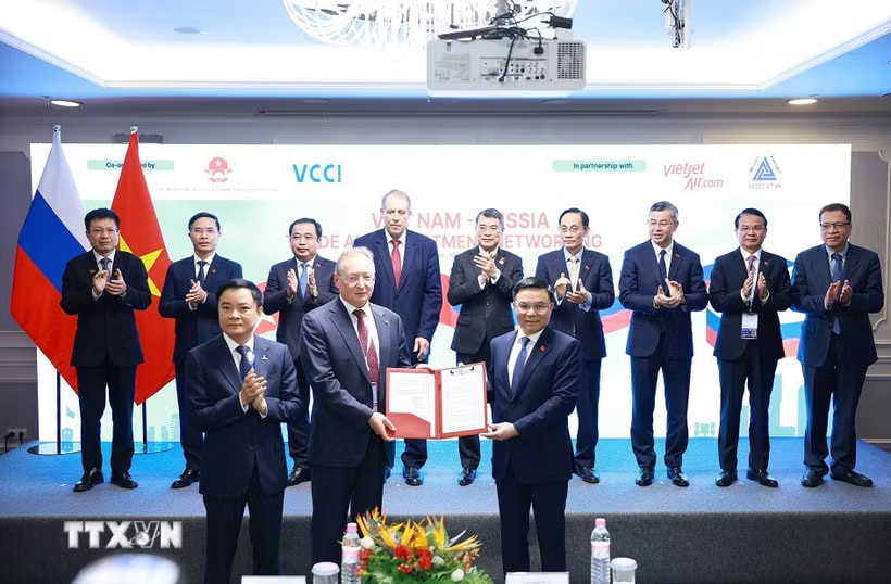 Thủ tướng Lê Minh Hưng chứng kiến trao Quyết định quyền tham gia Hợp đồng đồng Dầu khí, lô Kharyaga PSA tại LB Nga - Phụ lục số 8 Kharyaga PSA. (Ảnh: Dương Giang/TTXVN)
