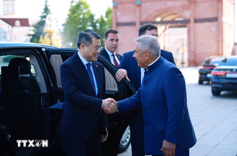 aca78158e791a26b96e22-_ttxvn-thu-tuong-le-minh-hung-gap-nguoi-dung-dau-cong-hoa-tatarstan-rustam-minnikhanov-8830813-3.jpg.avif