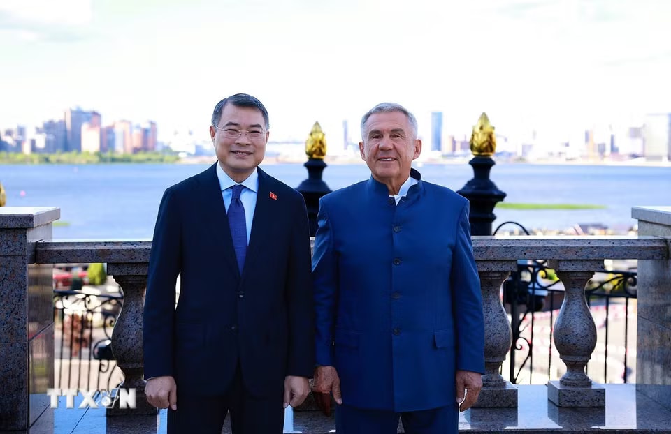 bb4ef29a8c2690c5e4ef-_ttxvn-thu-tuong-le-minh-hung-gap-nguoi-dung-dau-cong-hoa-tatarstan-rustam-minnikhanov-8830813-1.jpg.avif