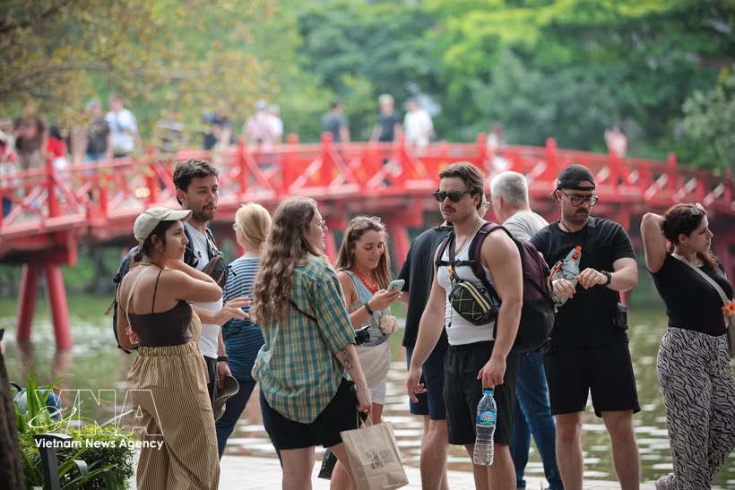 Foreign tourists visit Hoan Kiem Lake in Hanoi downtown. (Photo: VNA)