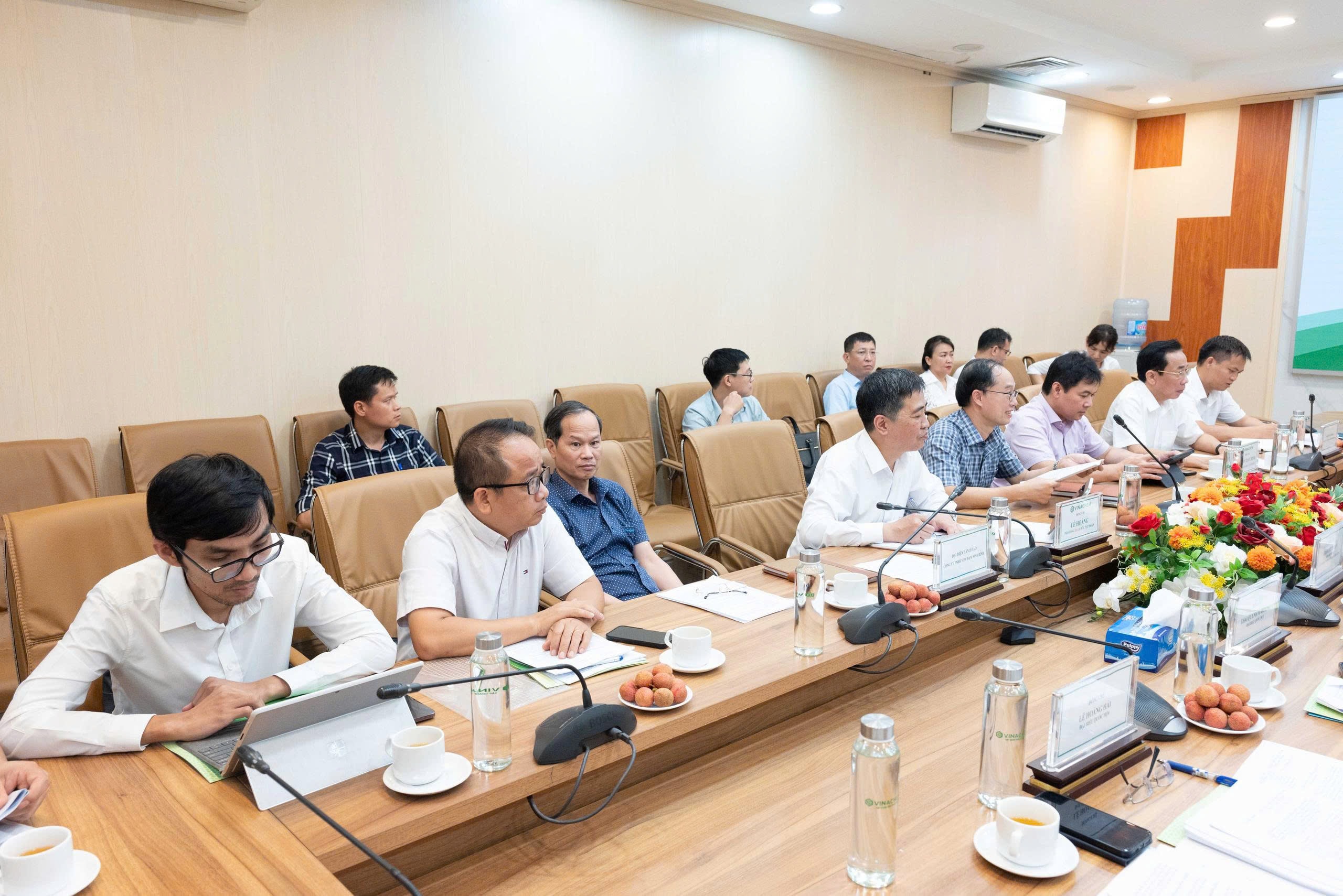 Các đại biểu tham dự cuộc làm việc (1)