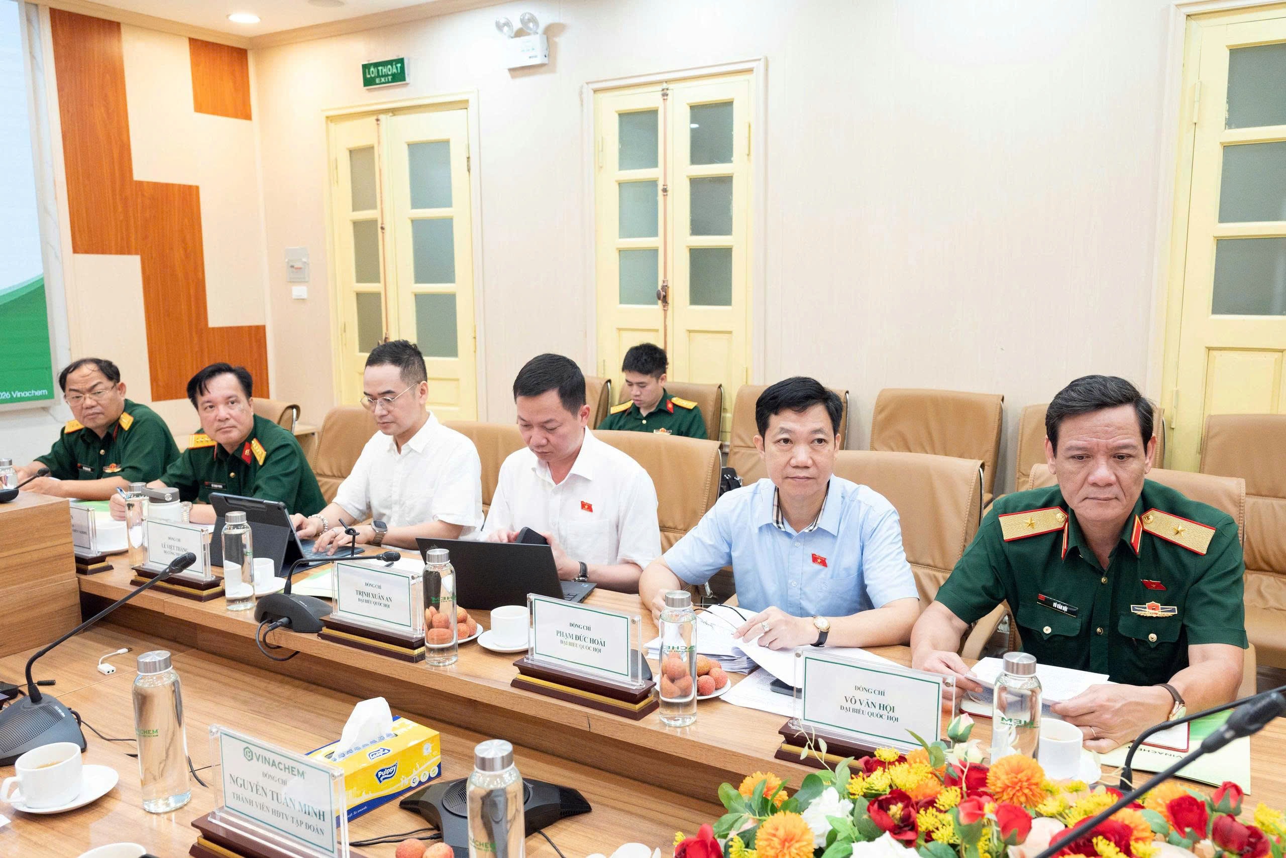 Các đại biểu tham dự cuộc làm việc