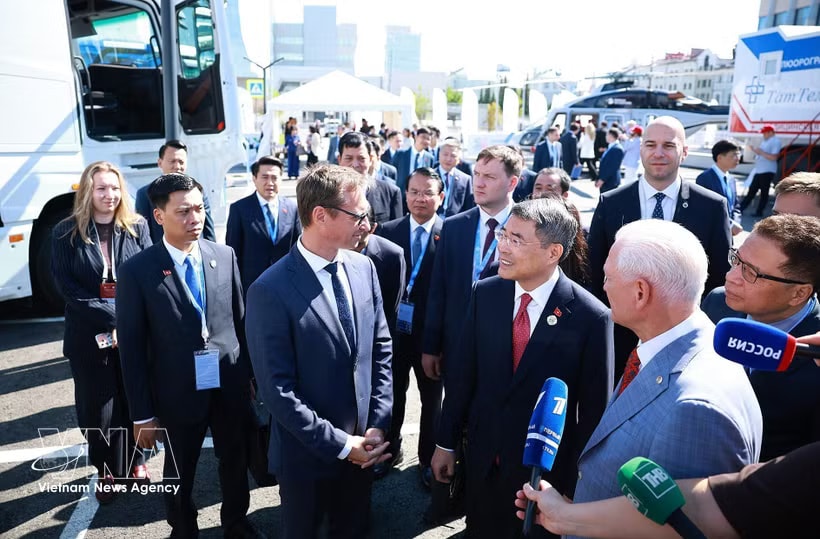 Prime Minister Le Minh Hung on June 17 morning (local time) visits the 