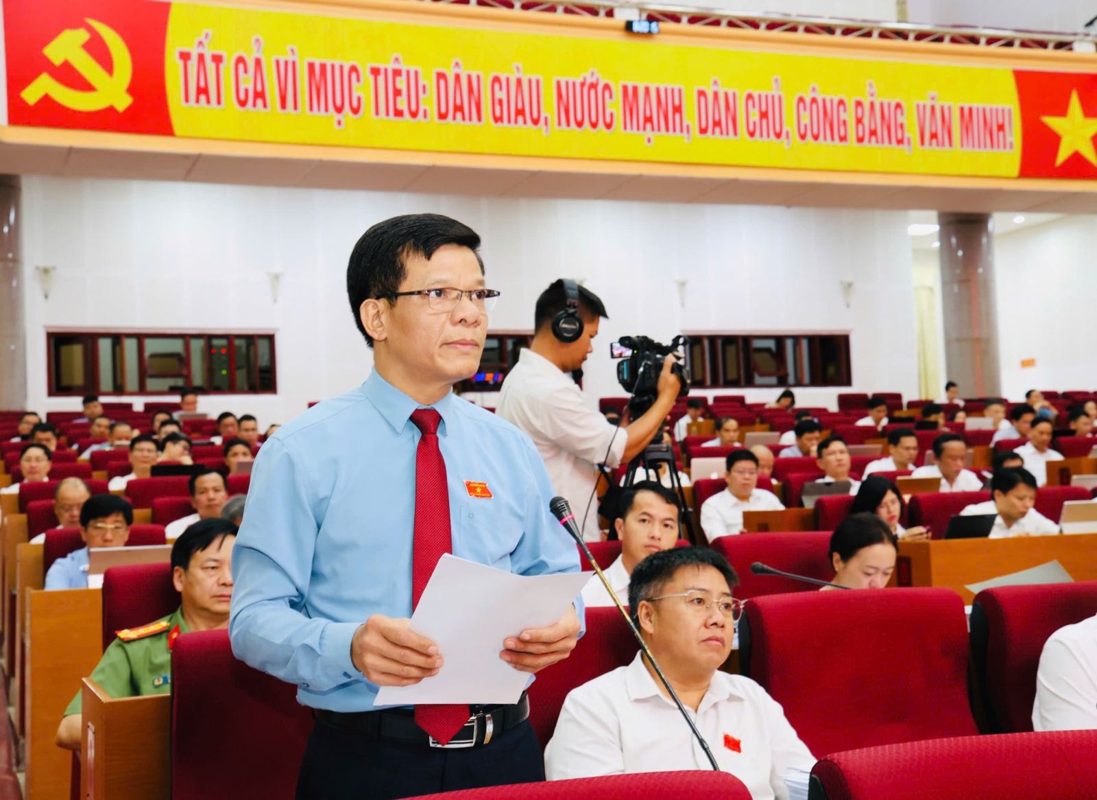 Đại biểu Nguyễn Bảo Đông nêu nội dung chất vấn tại Hội trường