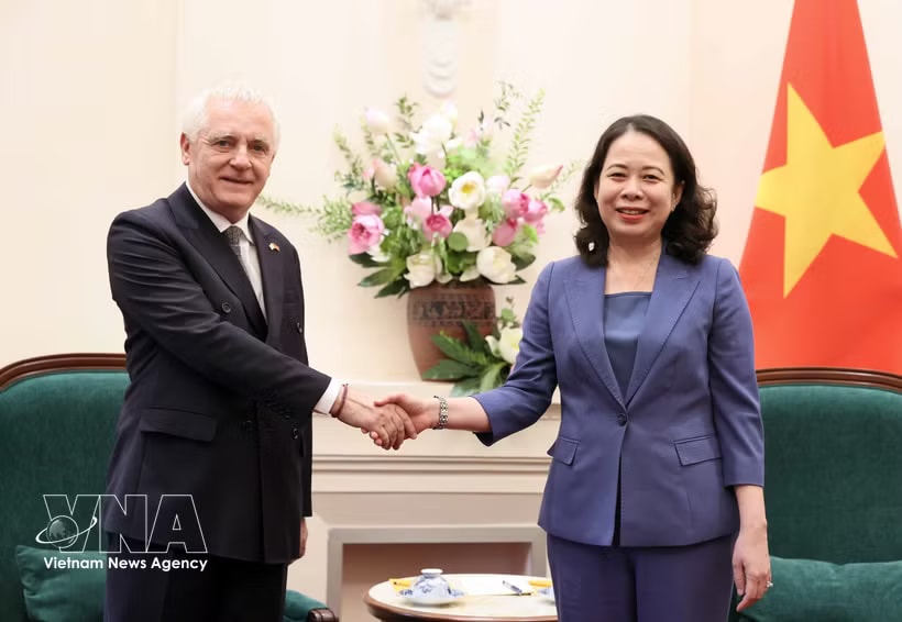 Vice State President Vo Thi Anh Xuan (R) receives outgoing Argentine Ambassador Marcos Antonio Bednarski (Photo: VNA) 