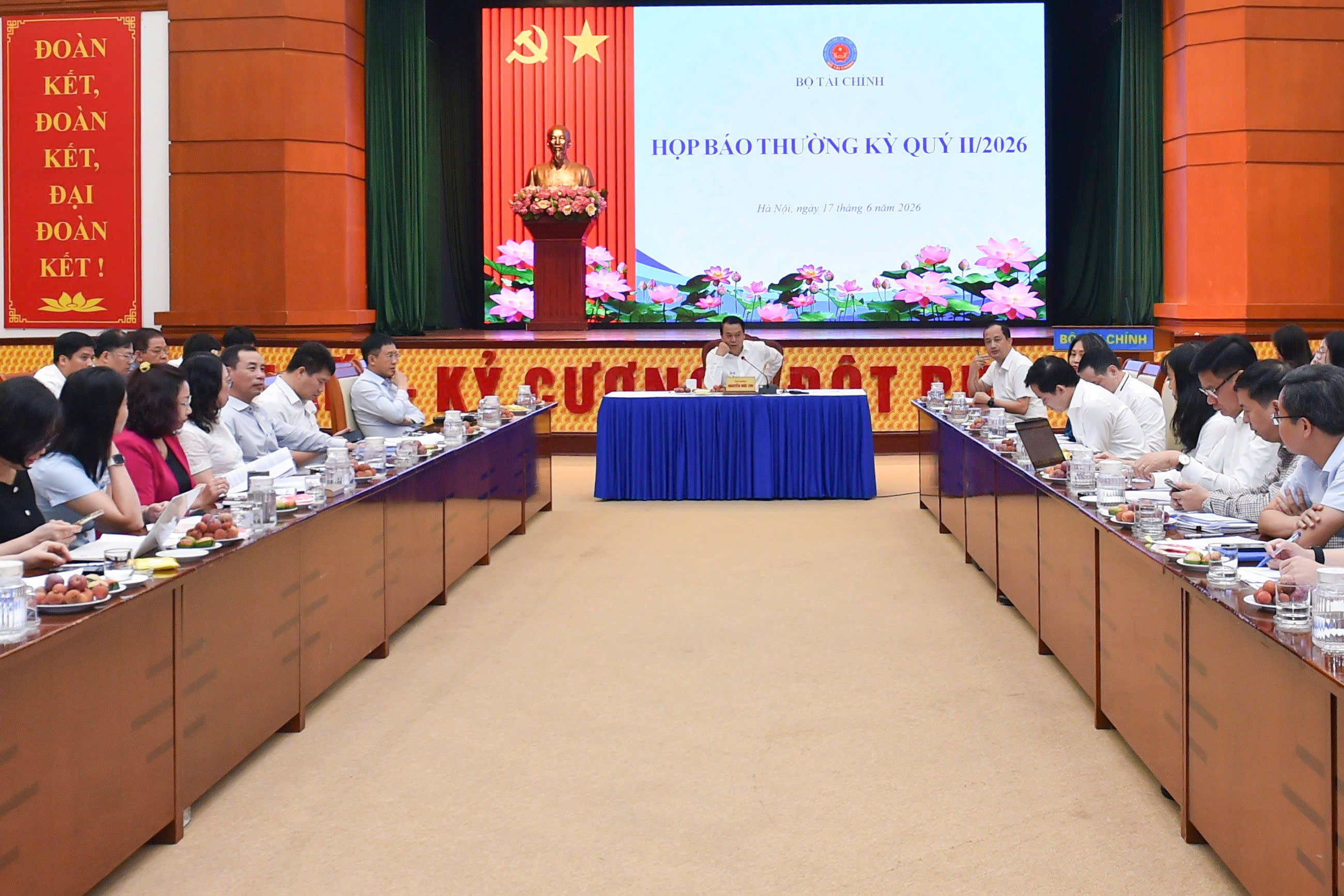 Họp báo