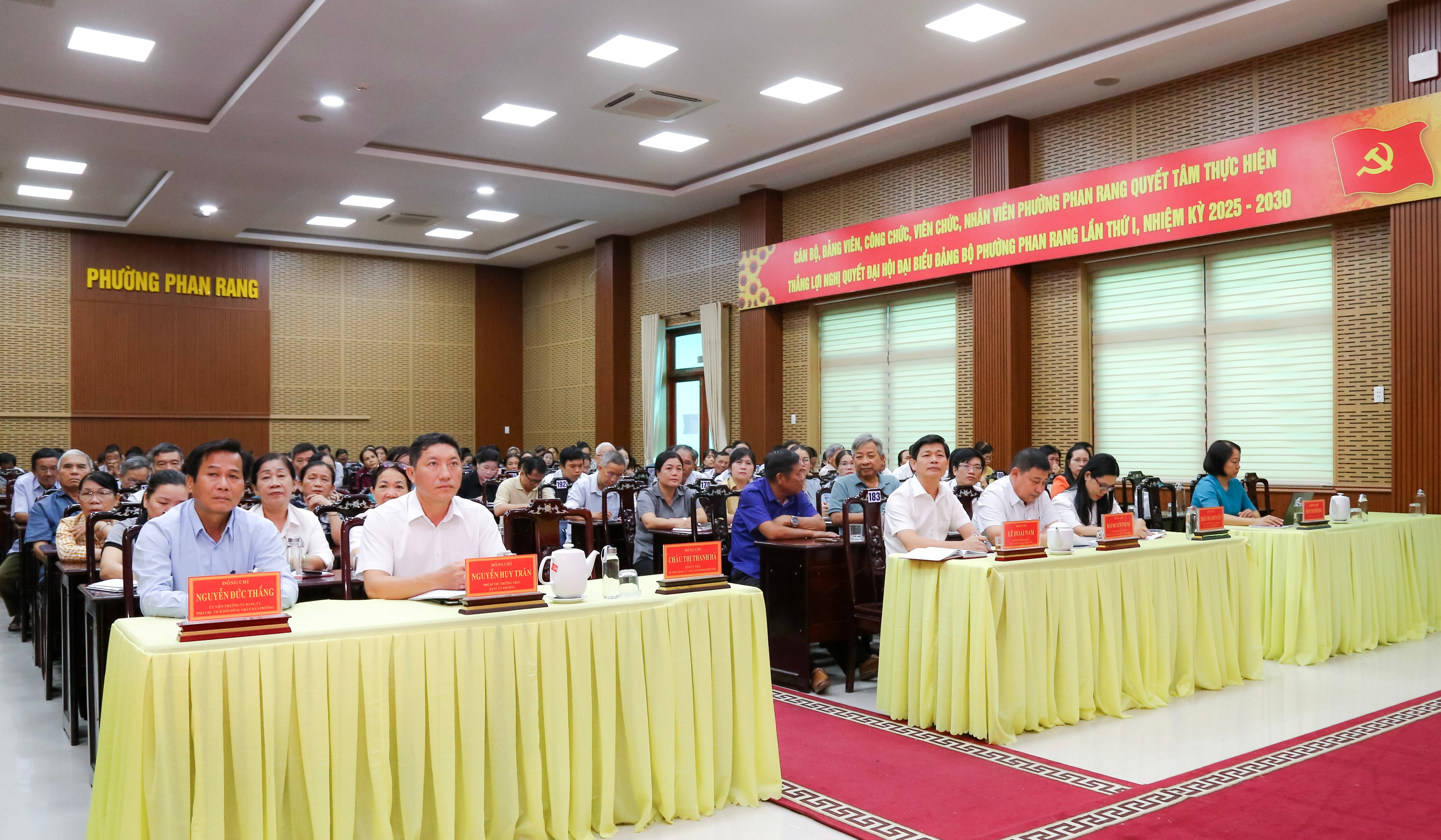 Các cử tri tham dự buổi tiếp xúc với đại biểu HĐND tỉnh.