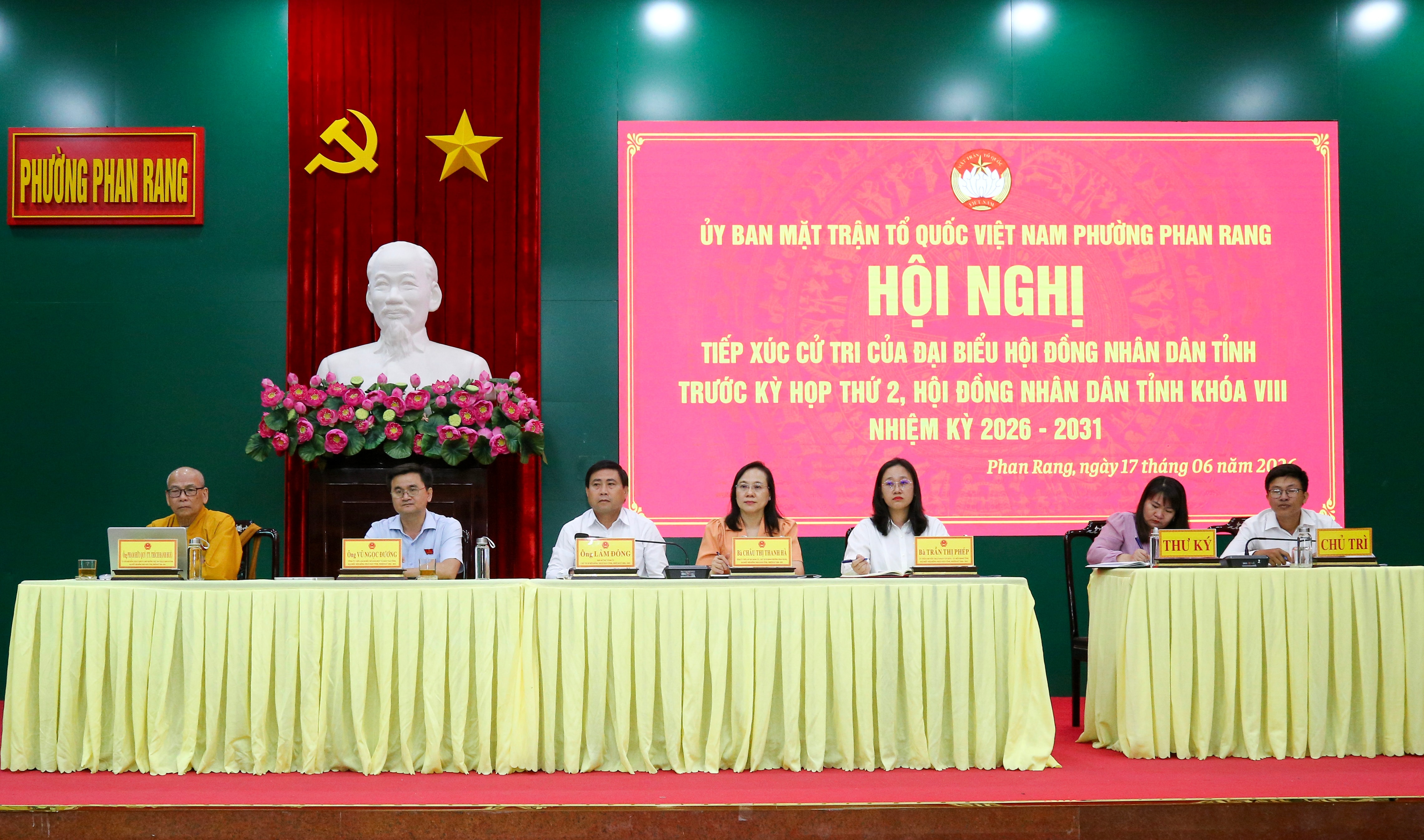 Đồng chí Lâm Đông và các đại biểu HĐND tỉnh tiếp xúc cử tri phường Phan Rang.