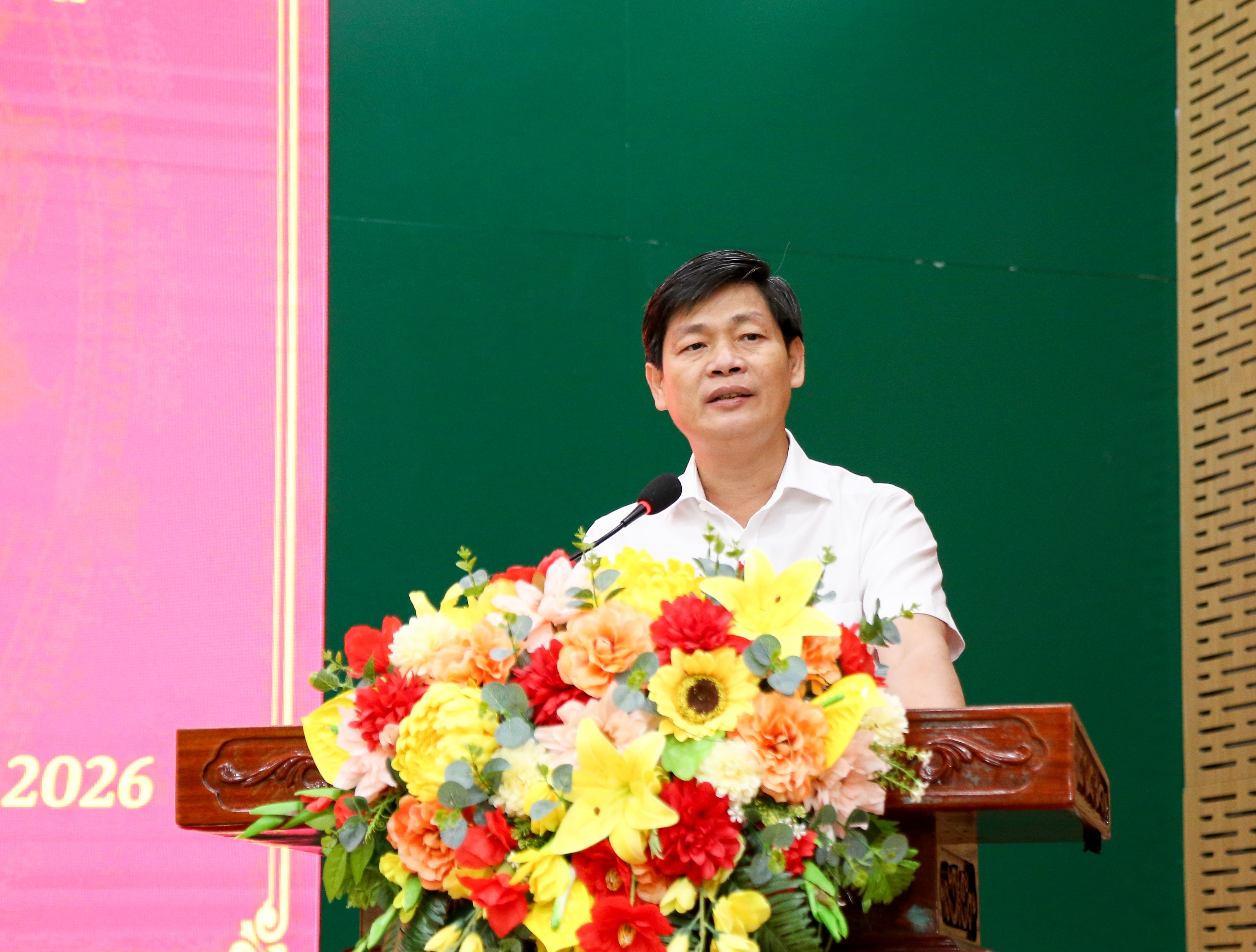 Lãnh đạo UBND phường Phan Rang giải tình một số vấn đề thuộc thẩm quyền của địa phương.