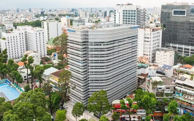 An image of Daikin Air Tower in Ho Chi Minh City. The building is the first project globally to secure the highest level of platinum status across three prestigious certification systems. (Photo: cafef.vn)