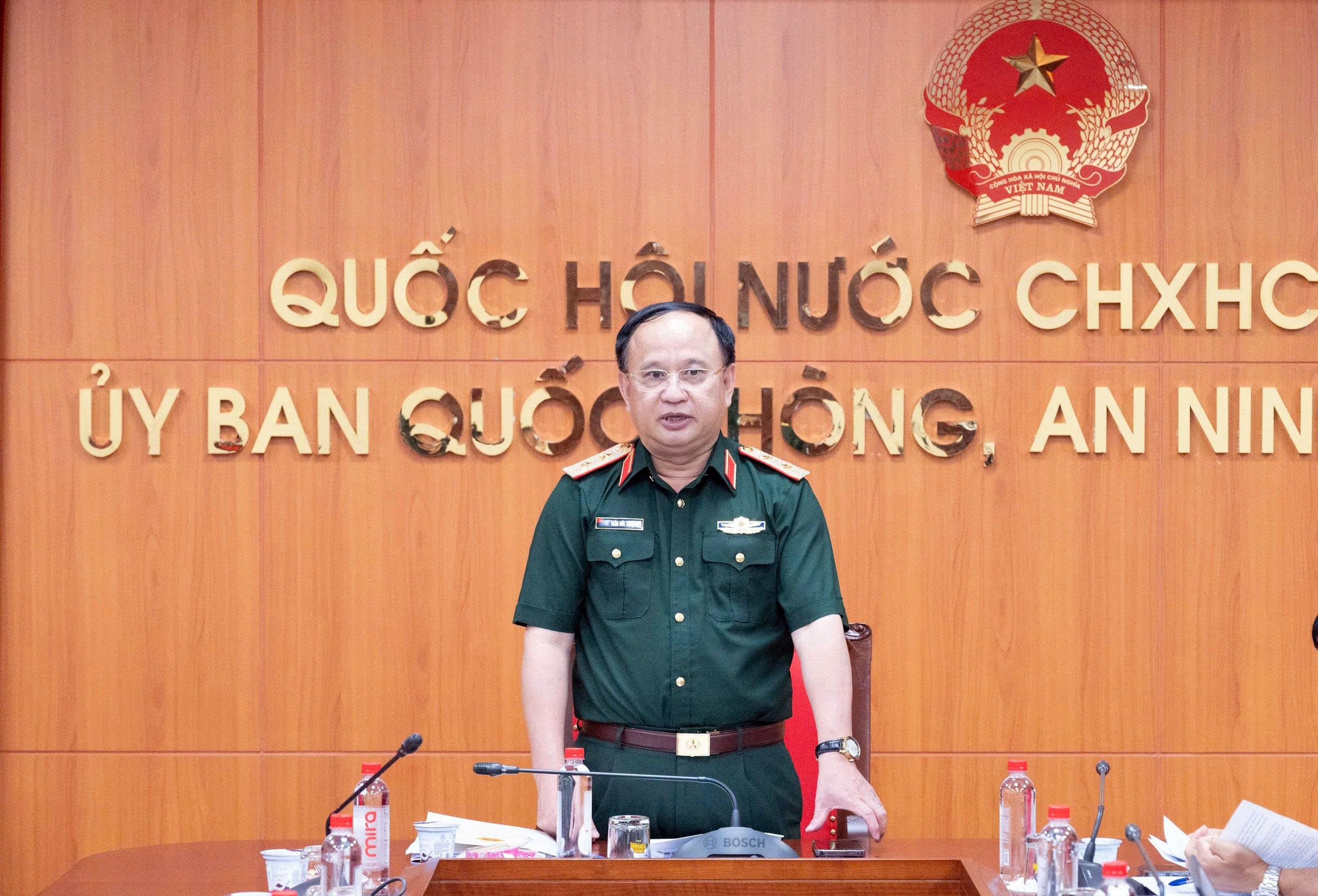 Phó Chủ nhiệm Ủy ban Quốc phòng, An ninh và Đối ngoại, Trung tướng Trần Đức Thuận phát biểu