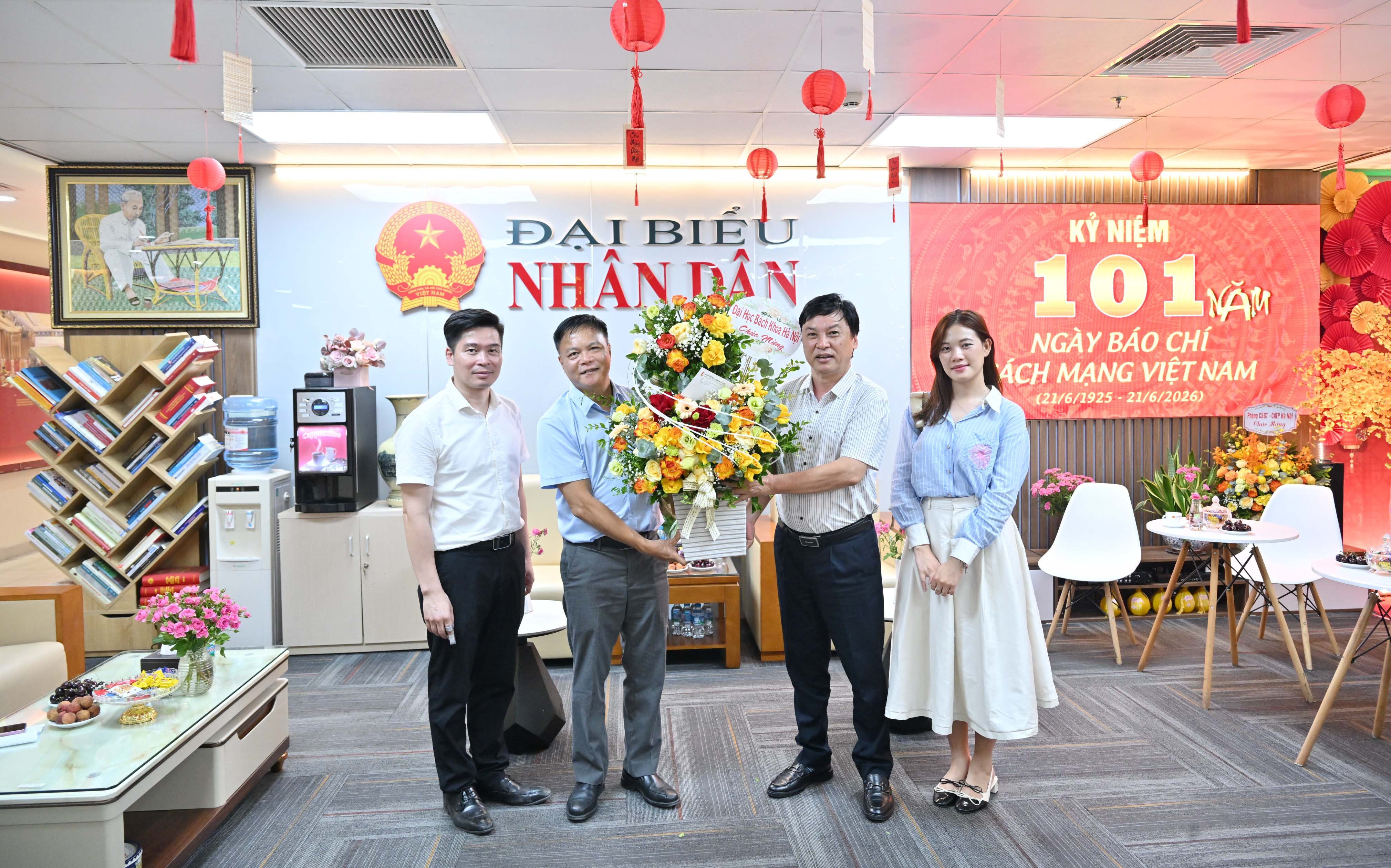 Phó Giám đốc Đại học Bách Khoa thay mặt trường chúc mừng 21:6 BáoVQK_4098