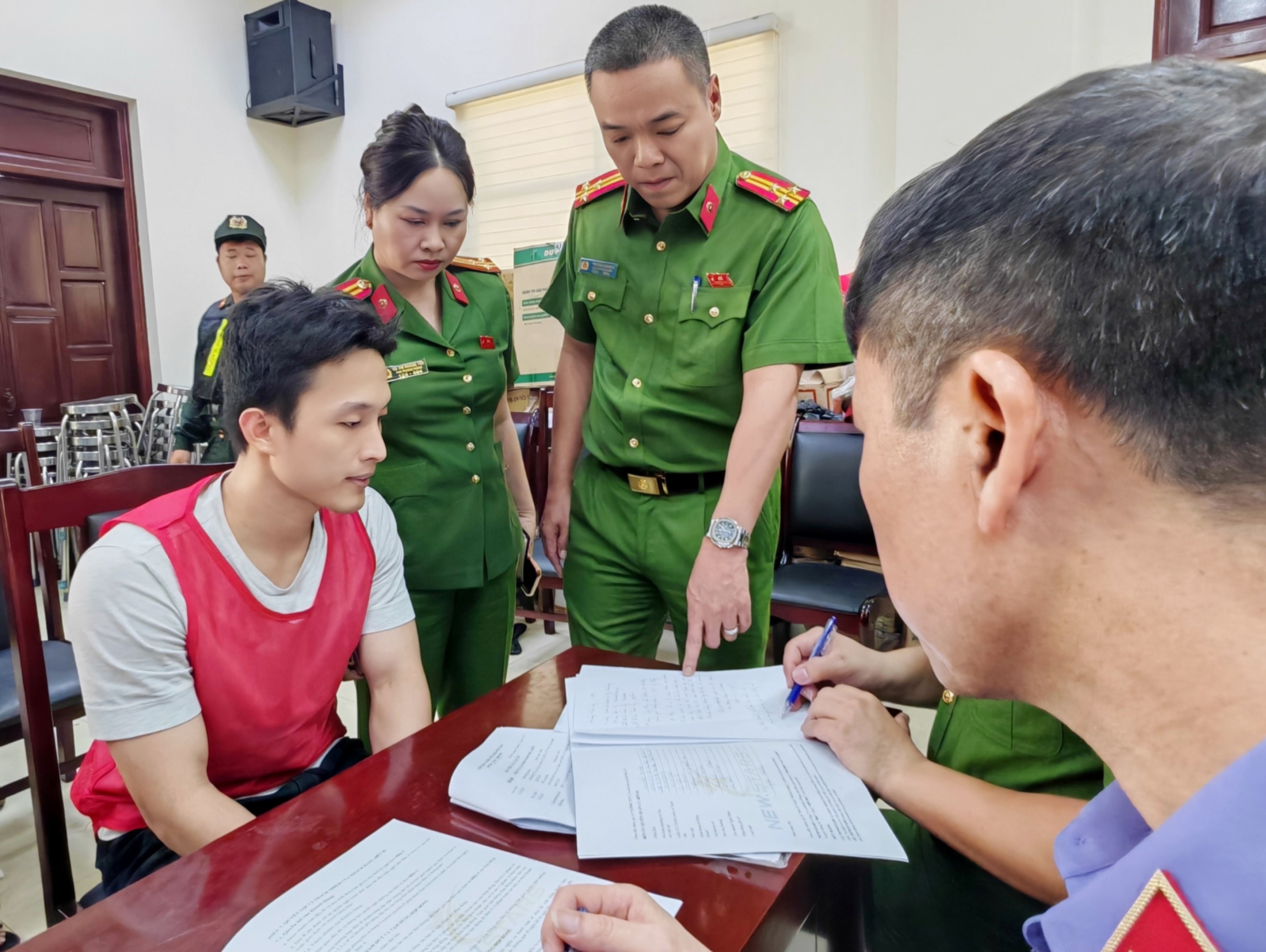 Lực lượng chức năng làm việc với các đối tượng 
