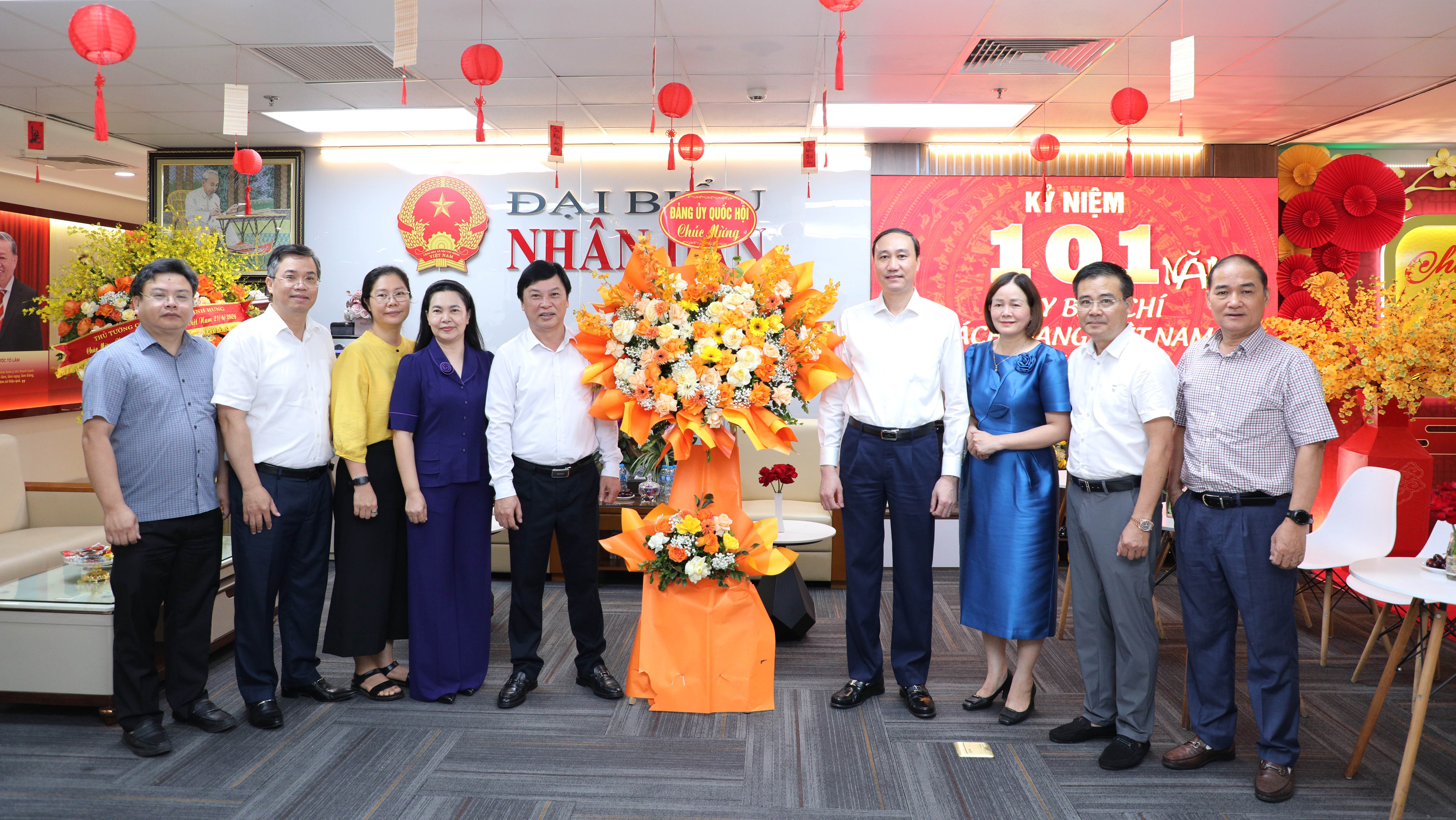 Phó Bí thư Đảng uỷ Quốc hội Phùng Khánh Tài thay mặt Đảng uỷ Quốc hội chúc mừng Báo Đại biểu Nhân dân nhân Ngày 21/6
