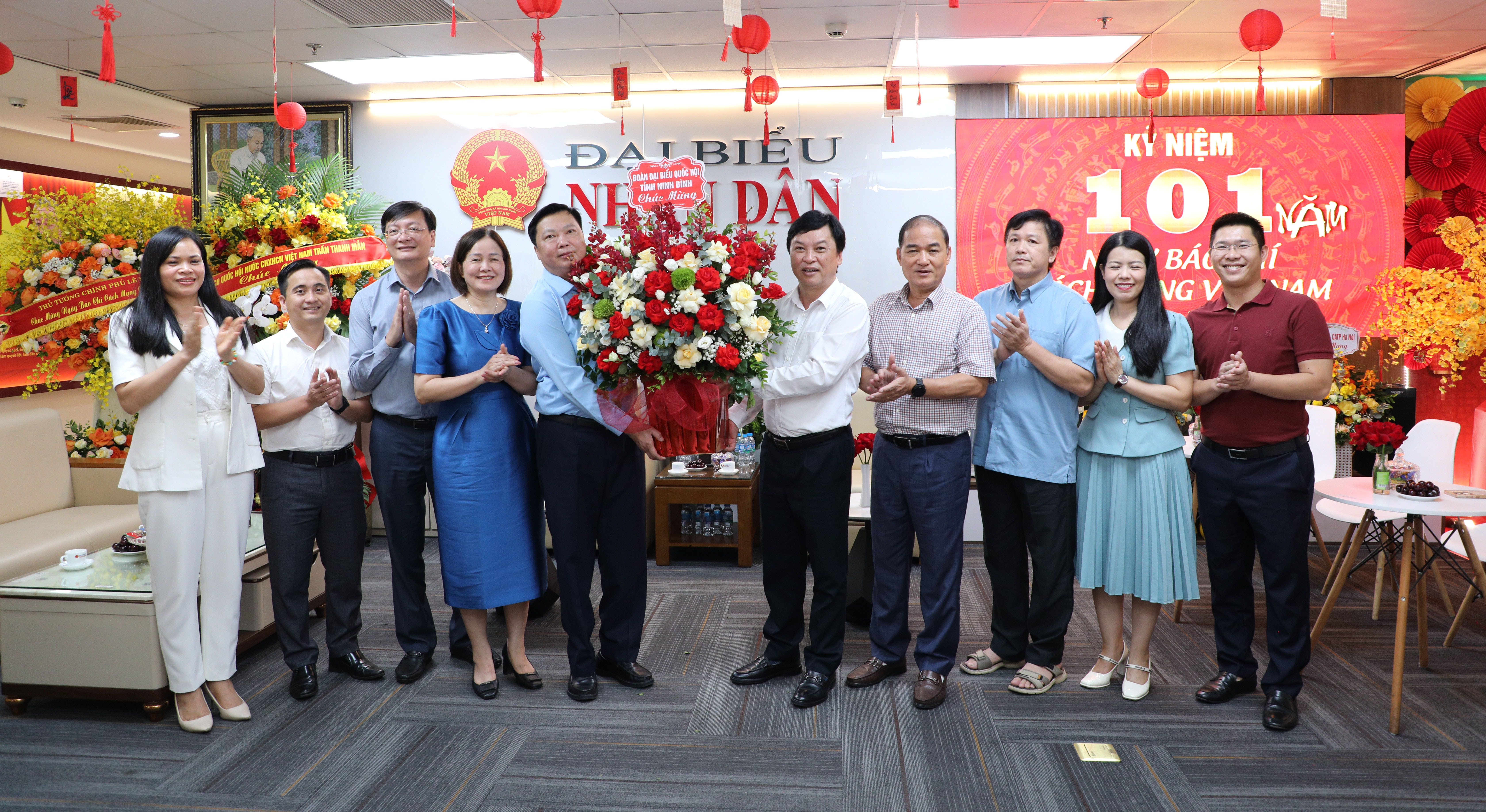  Phó Trưởng Đoàn ĐBQH tỉnh Ninh Bình Phạm Hùng Thắng thay mặt lãnh đạo tỉnh Ninh Bình chúc mừng Báo Đại biểu Nhân dân nhân ngày 21/6