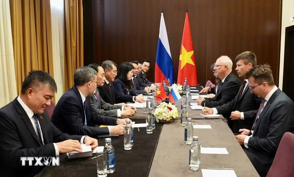 a058952e22d16203c71983547beda0c-_ttxvn-thu-tuong-le-minh-hung-tiep-tong-giam-doc-quy-dau-tu-truc-tiep-nga-1806-2.jpg.avif