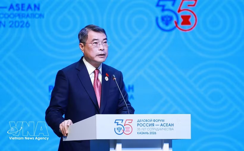 Prime Minister Le Minh Hung addresses the opening session of the ASEAN-Russia Business Forum in Kazan, Russia on June 17. (Photo: VNA)