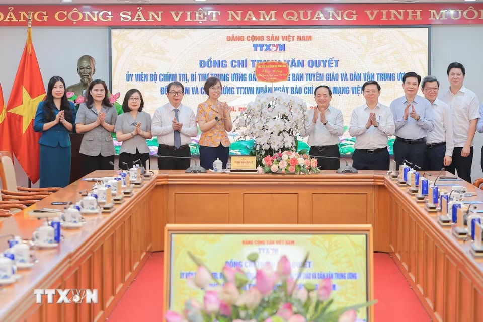 b03d3ad8521afd9f46220094c1c4cba74f6b1bfe70b3203772c7979020cefa-_ttxvn-dong-chi-trinh-van-quyet-tham-chuc-mung-ttxvn10.jpg.avif