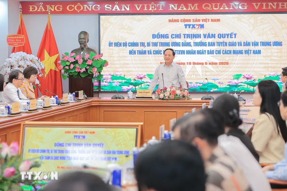 b920864389d7344f6a9e2ca31a25697a4cdb57feb901aea868e56e8a402356a73-_ttxvn-dong-chi-trinh-van-quyet-tham-chuc-mung-ttxvn4.jpg.avif