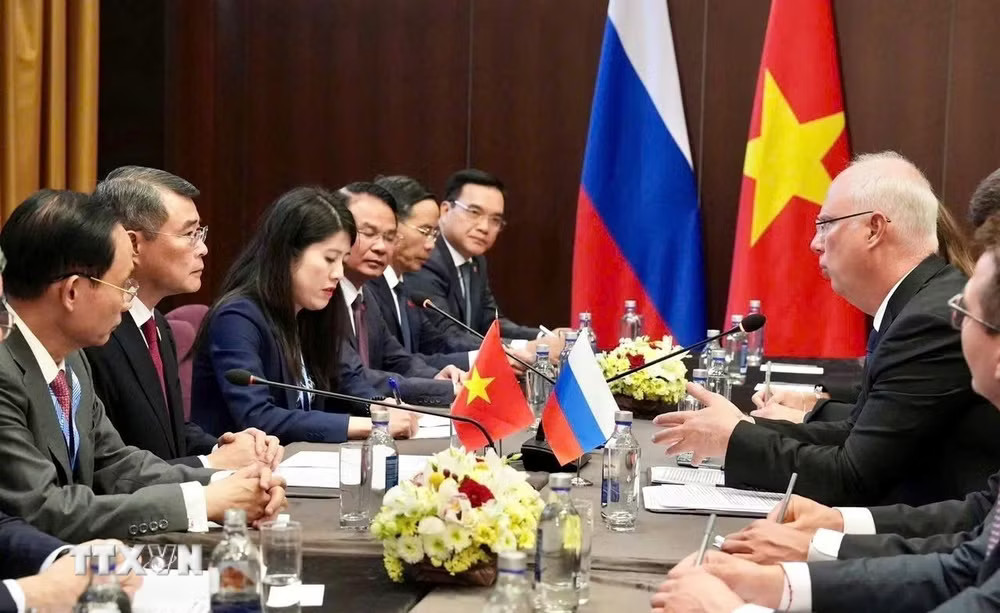 ba3034b4456ac45802addc13b1ae1-_ttxvn-thu-tuong-le-minh-hung-tiep-tong-giam-doc-quy-dau-tu-truc-tiep-nga-1806-3.jpg.avif