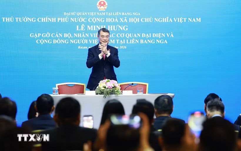 Thủ tướng Lê Minh Hưng gặp cán bộ, nhân viên các cơ quan đại diện và cộng đồng người Việt Nam tại Liên bang Nga. (Ảnh: Dương Giang/TTXVN)