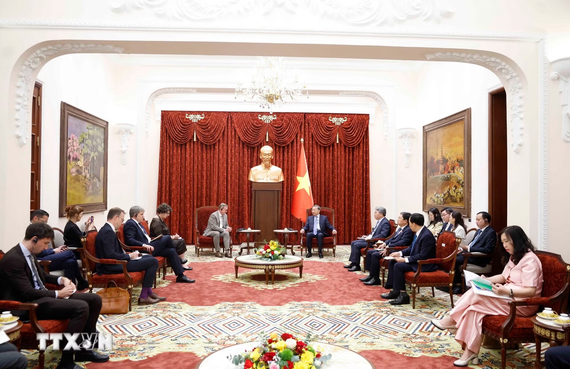 c6758e31ac061b3d0abf50a2c31-_ttxvn-tong-bi-thu-chu-tich-nuoc-to-lam-tiep-pho-chu-tich-quoc-hoi-cong-hoa-lien-bang-duc-4.jpg.avif