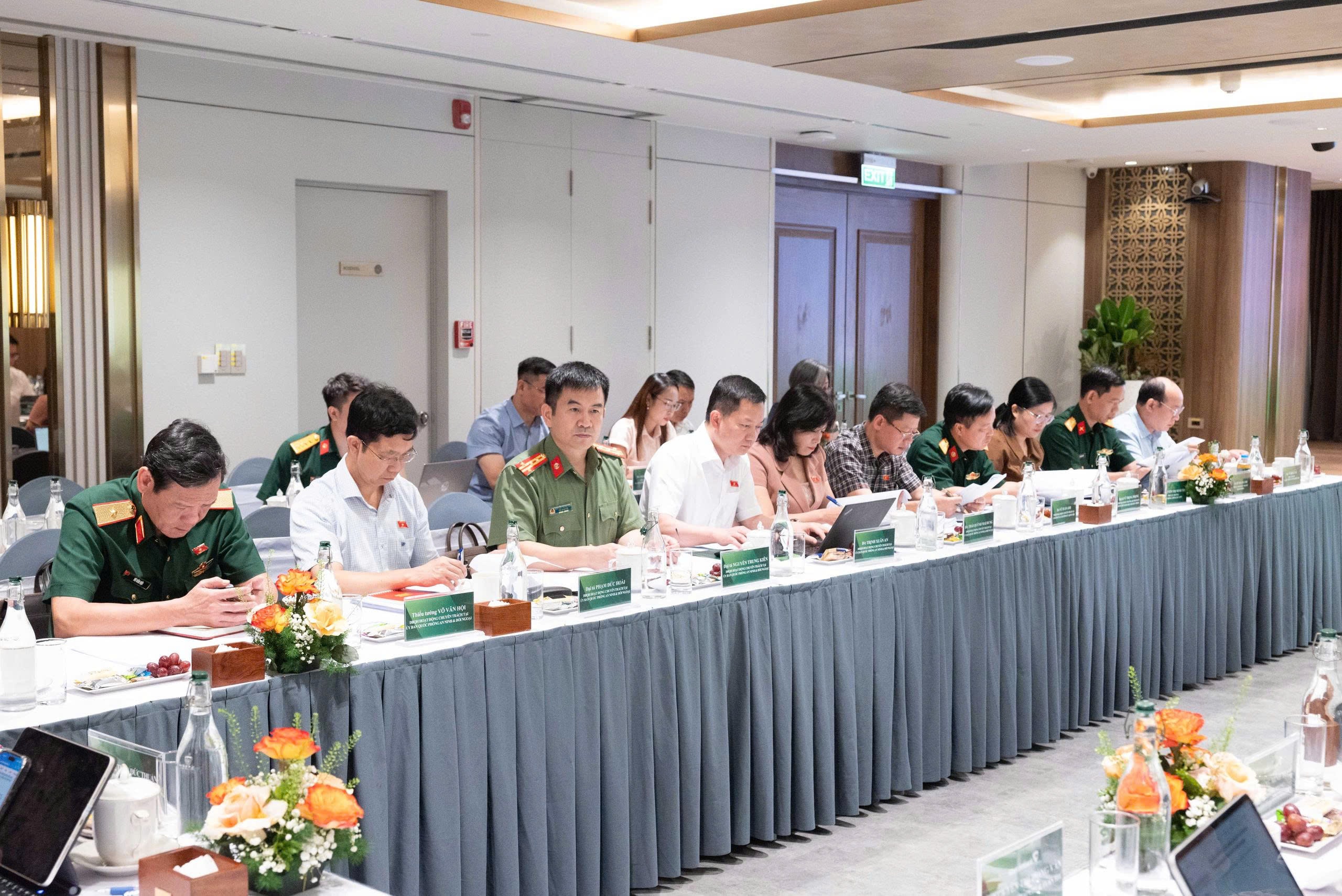 Các đại biểu tham dự cuộc làm việc
