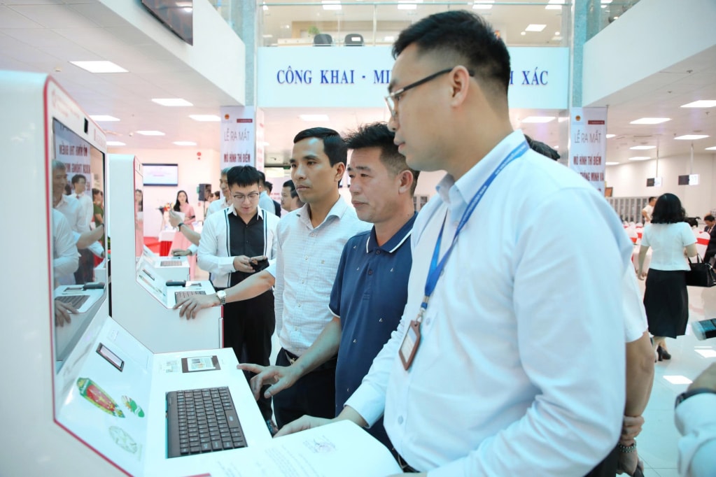 Cán bộ Trung tâm Phục vụ hành chính công tỉnh hướng dẫn người dân sử dụng kiosk thông minh.